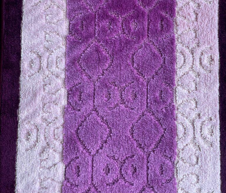 Alfombra de Pasillo Morado 67 cm x 7 metros con Goma Sin Overlock-2