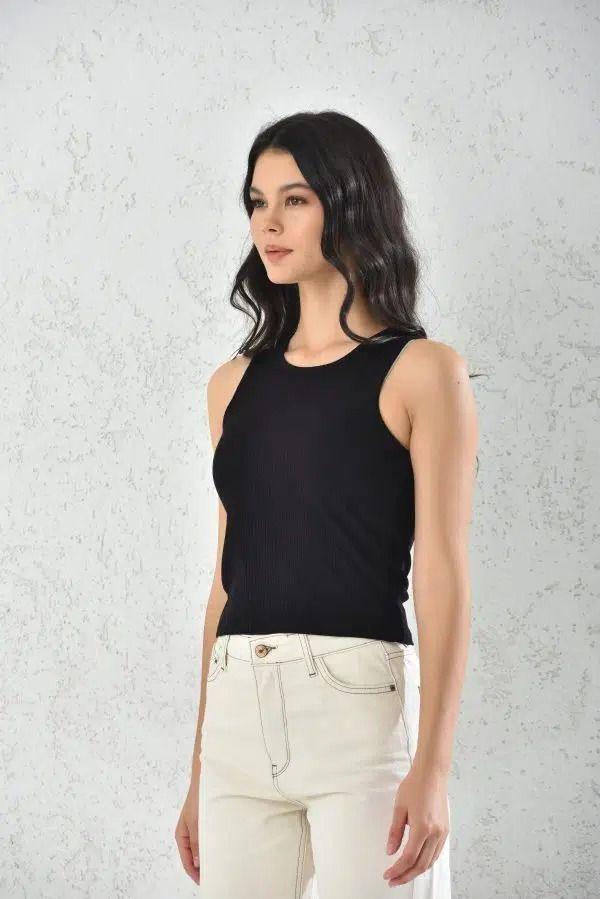 Camiseta Negra Sin Mangas para Mujer-3