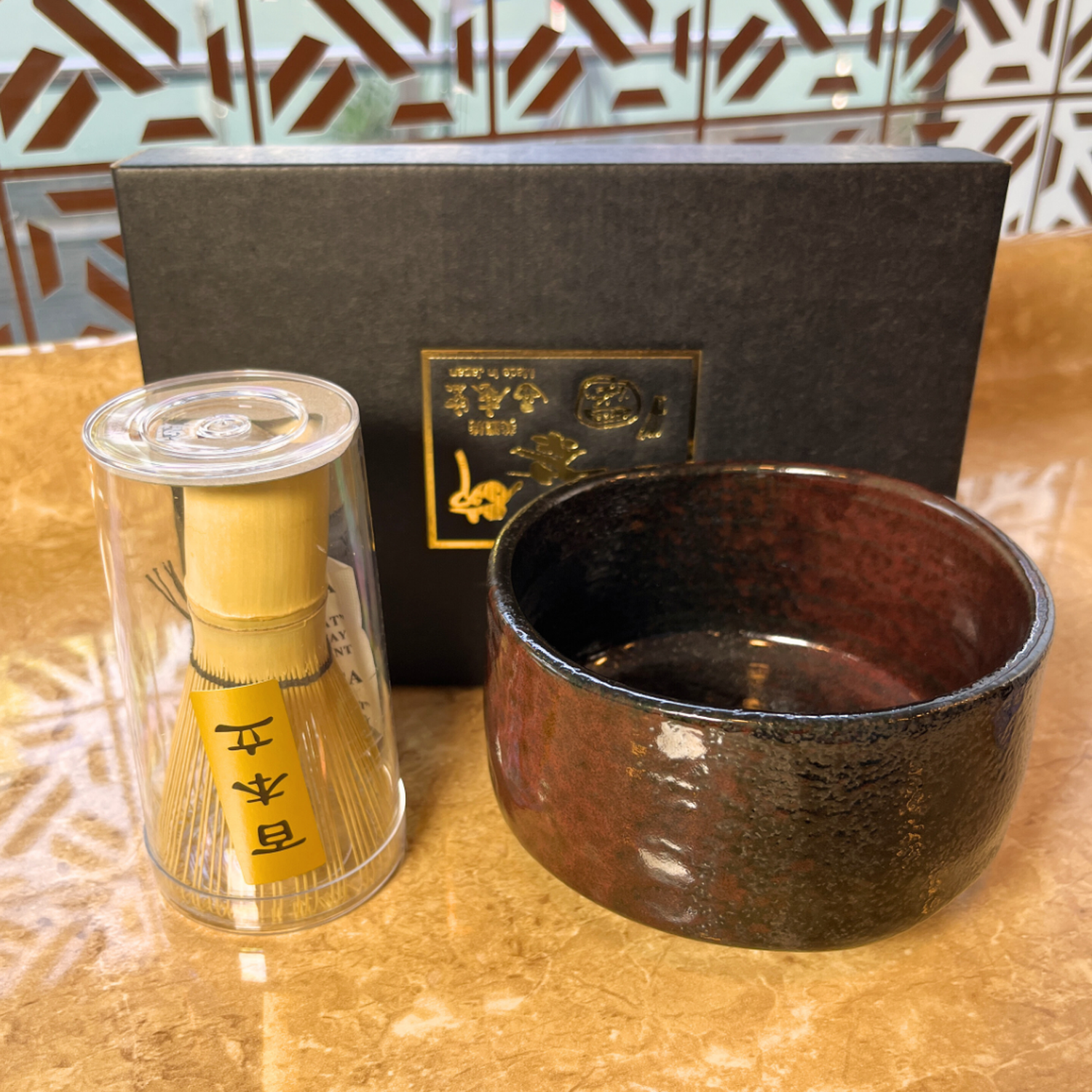 Set Tazón Japonés Para Matcha Y Batidor Diseño Arena Negra y Esmalte Rojo-3