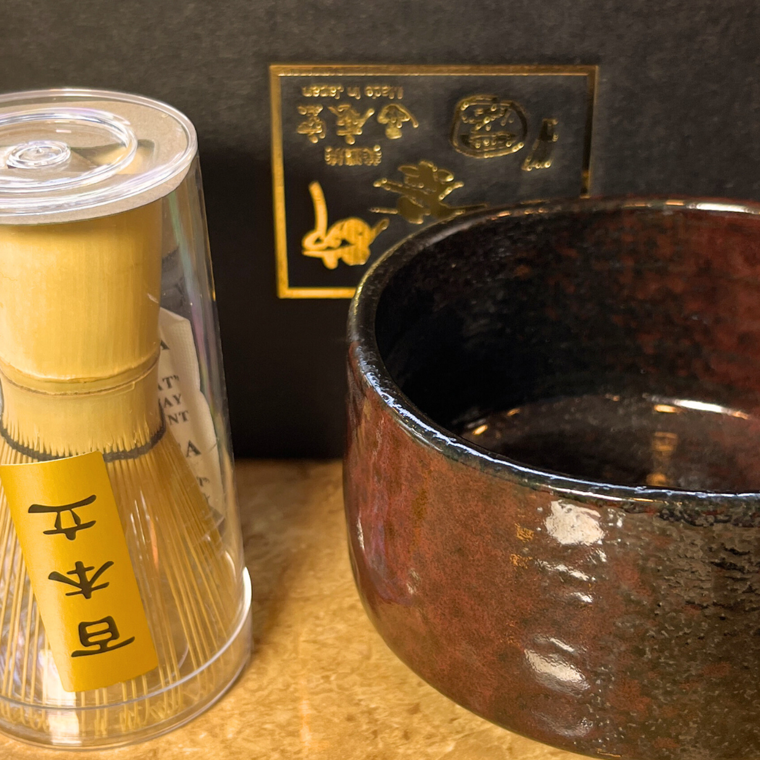 Set Tazón Japonés Para Matcha Y Batidor Diseño Arena Negra y Esmalte Rojo-4