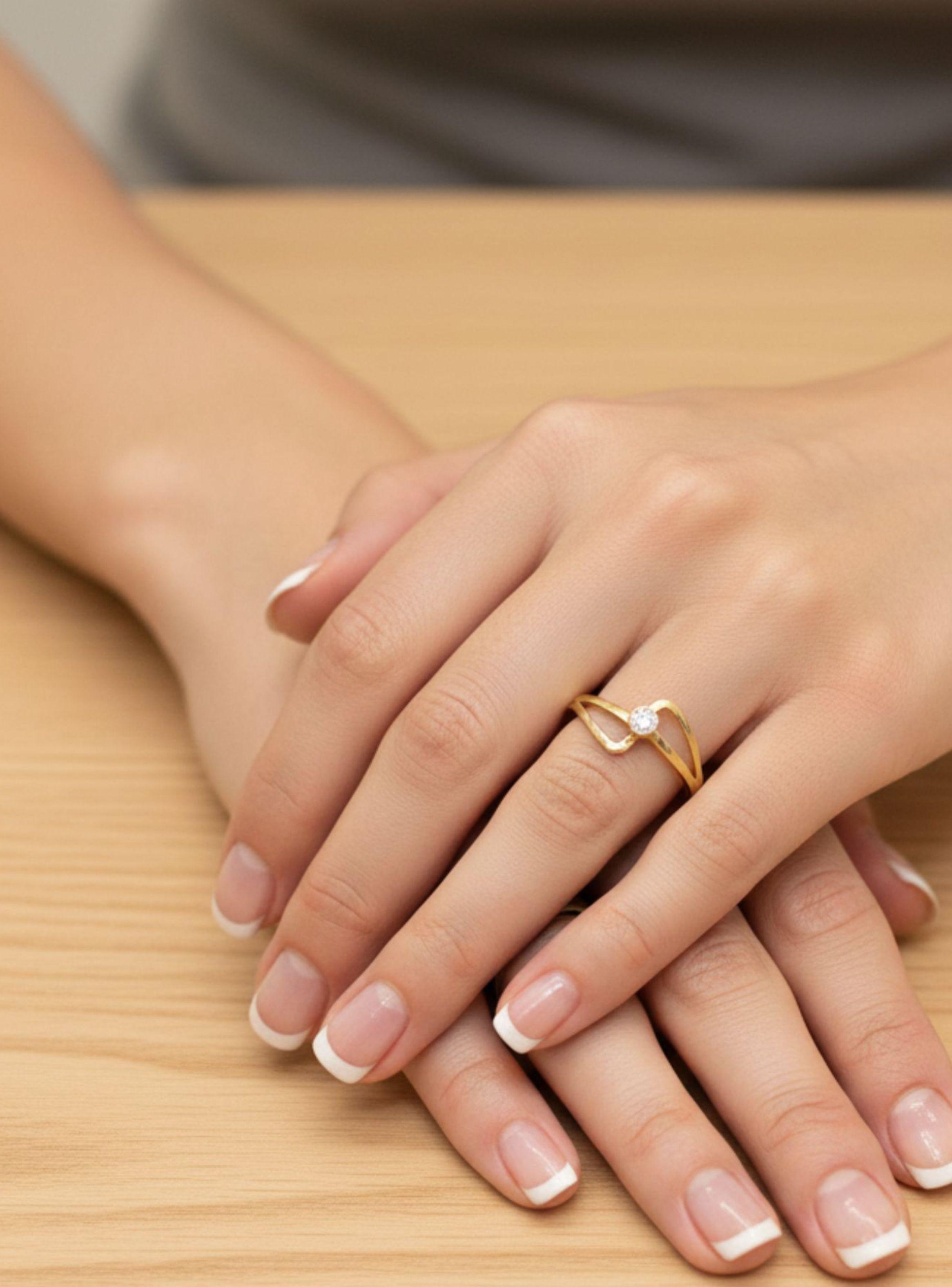 Anillo Solitario Olas Oro 18K con Cristal Central Blanco 2mm-2