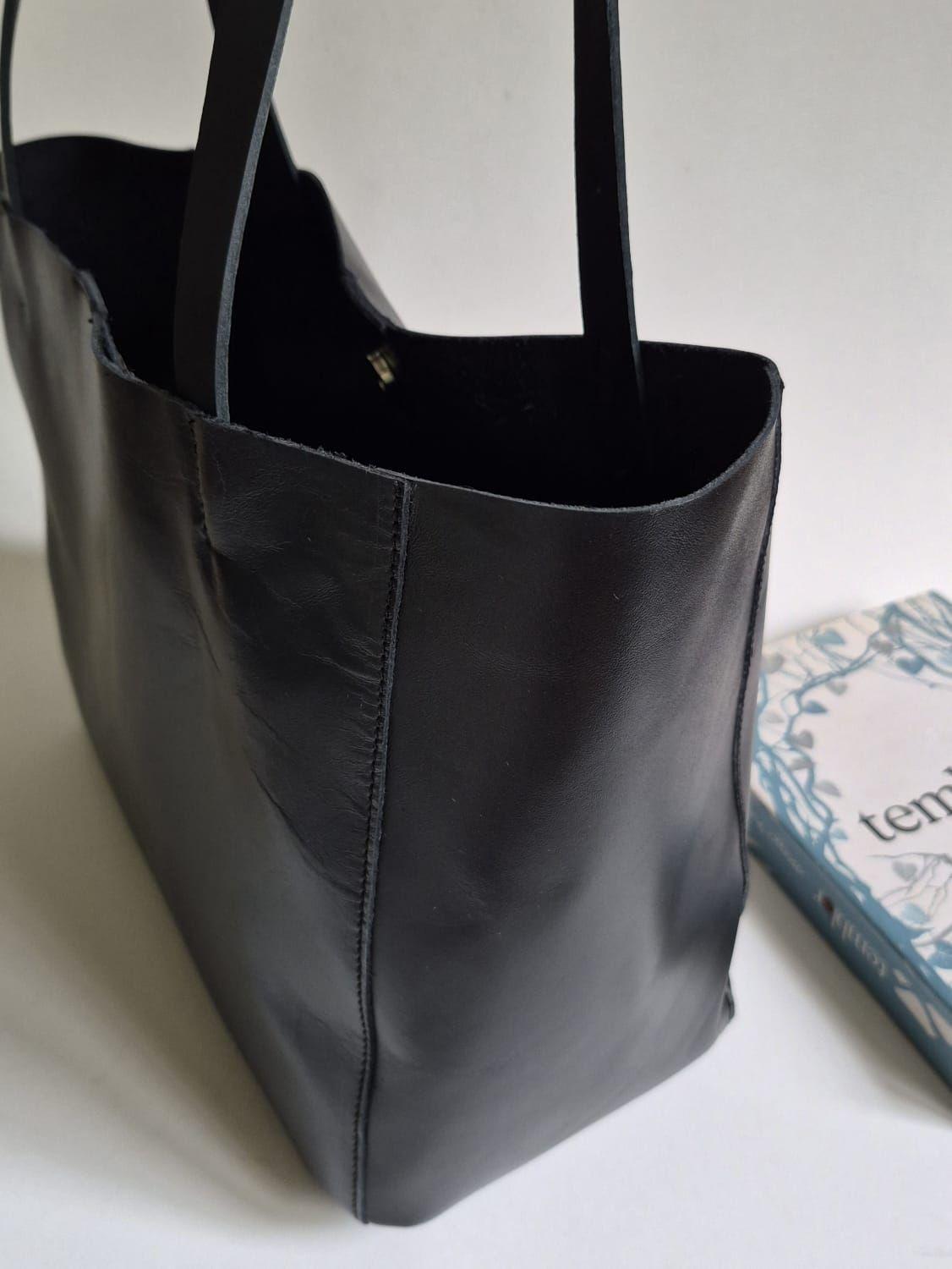Cartera Cuero Negro Tote Petit-0