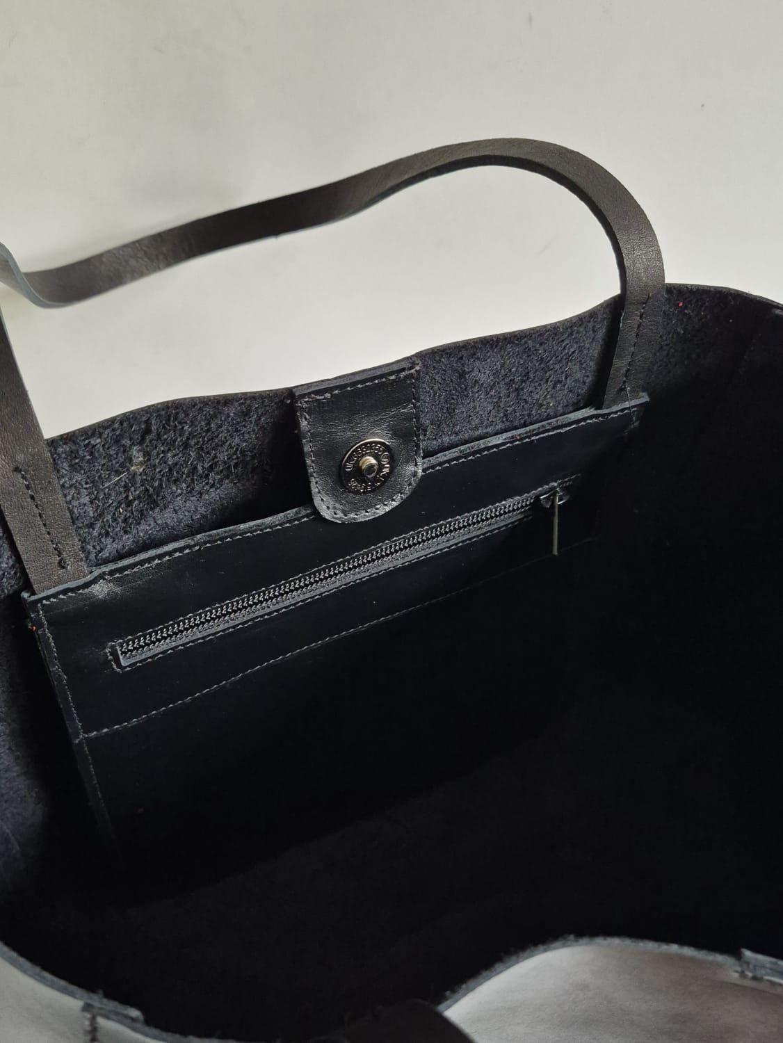 Cartera Cuero Negro Tote Petit-1