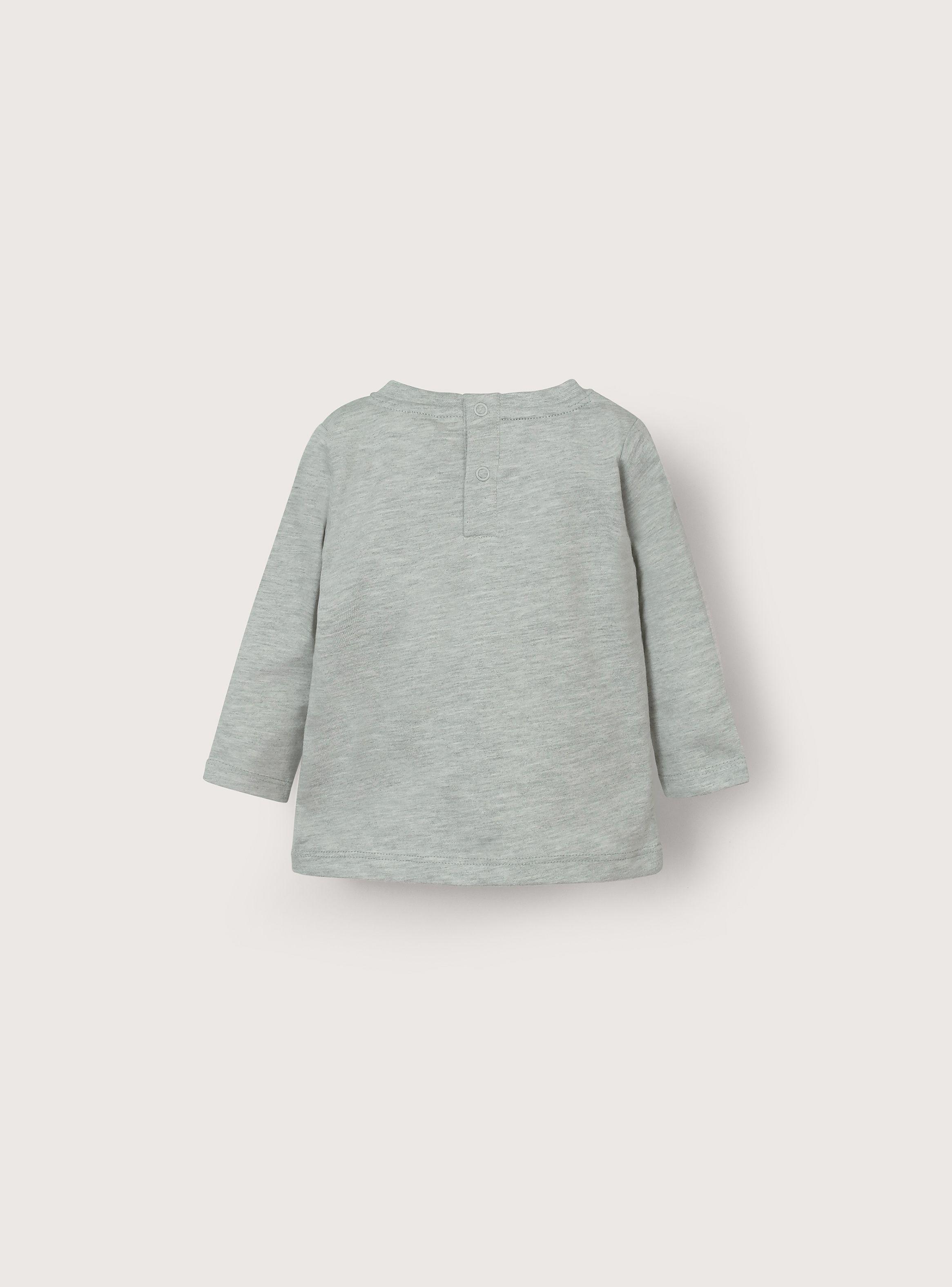 Polera gris de niño con autos - comodidad y estilo-1