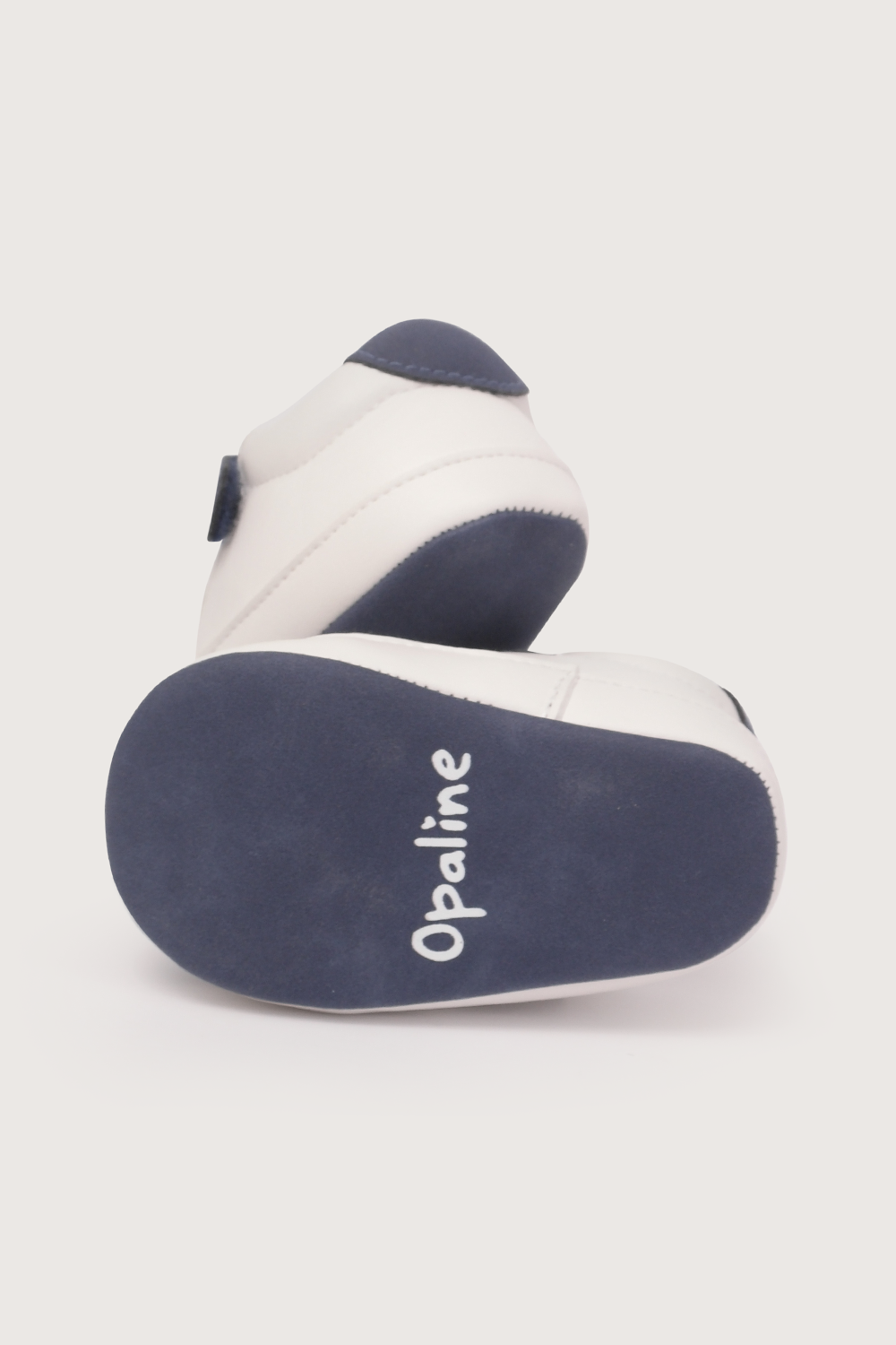 Zapatilla bebé blanca con velcro de niño-2