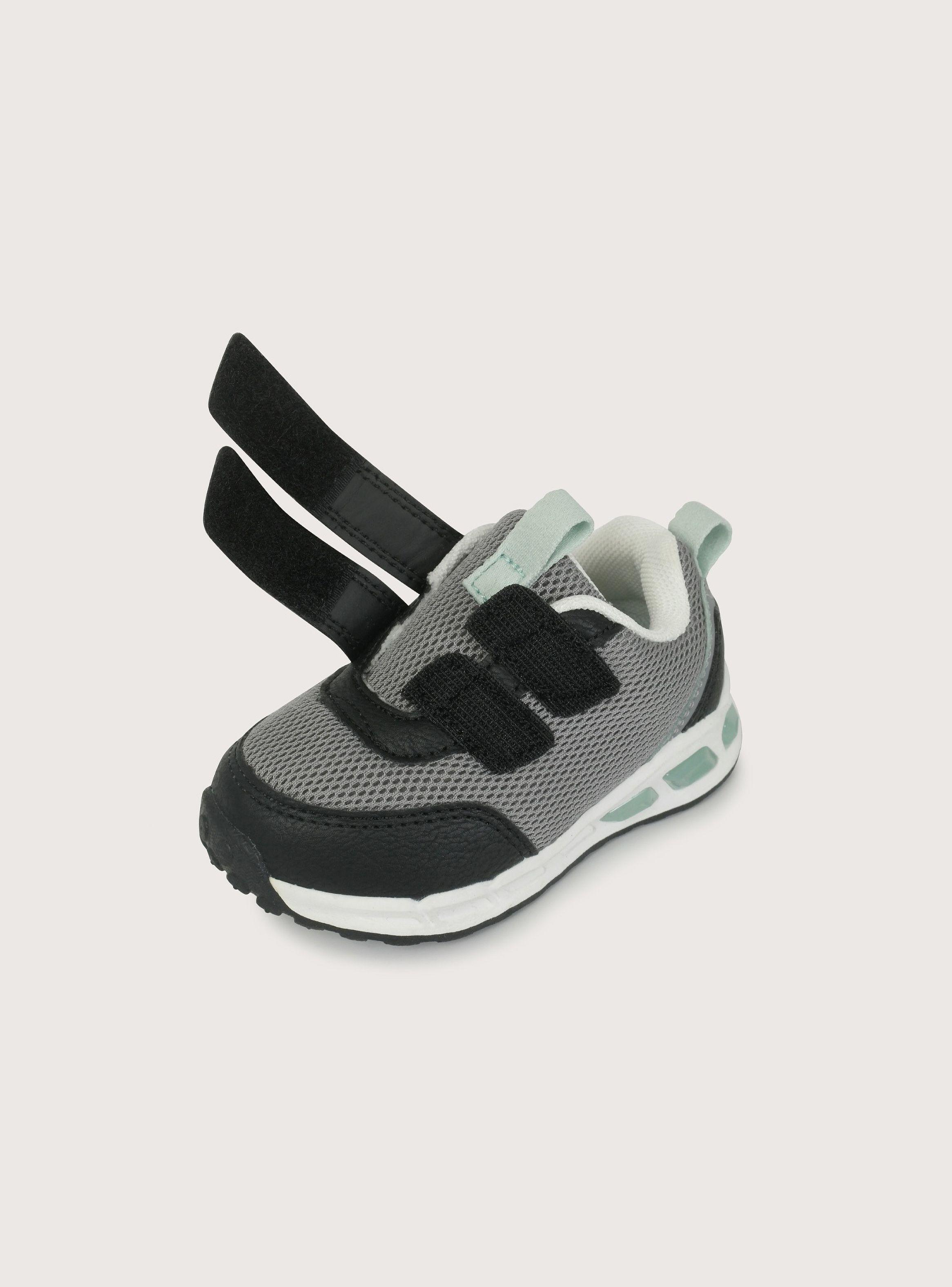 Zapatilla luz negra de niño-5