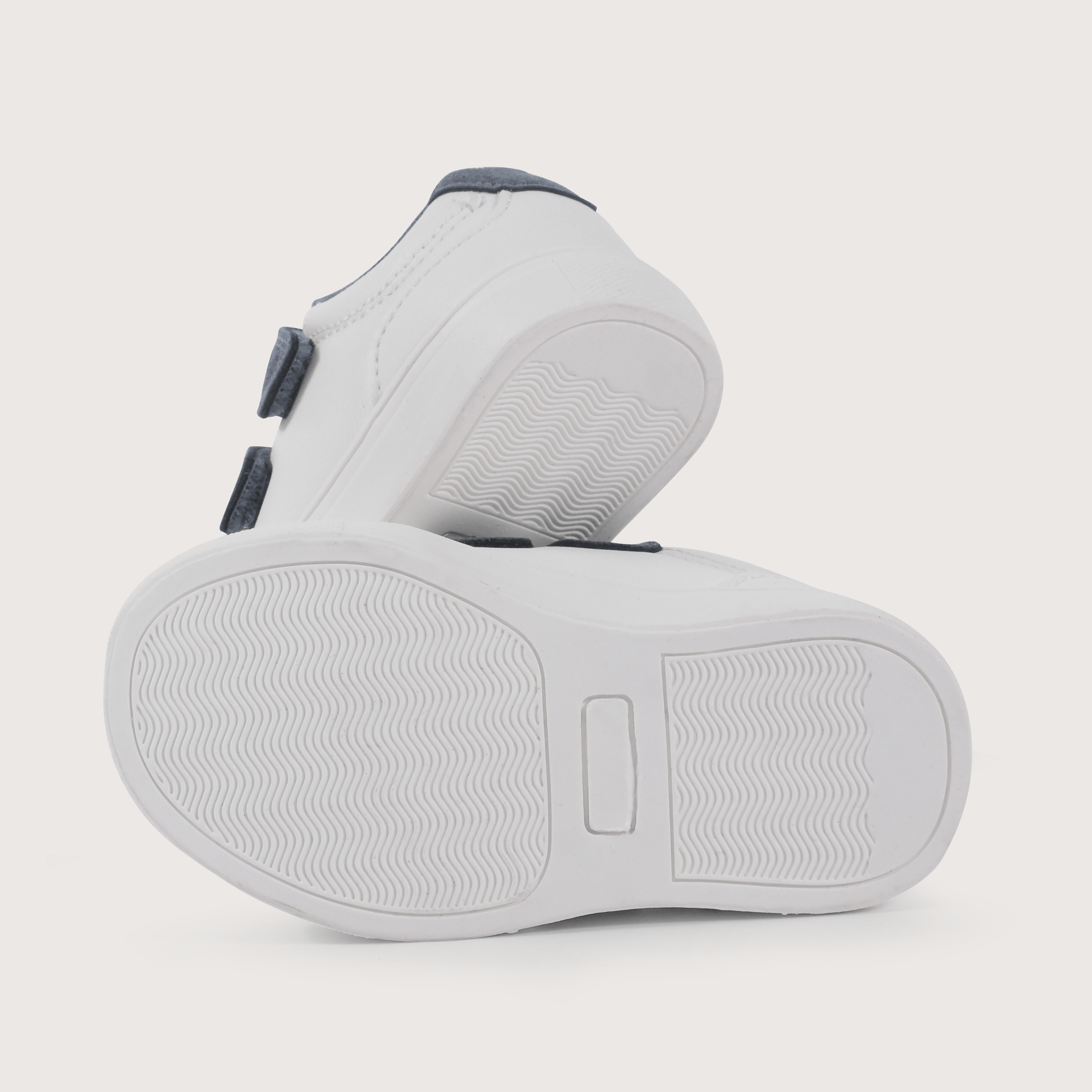 Zapatilla con velcros blanca de niño-2