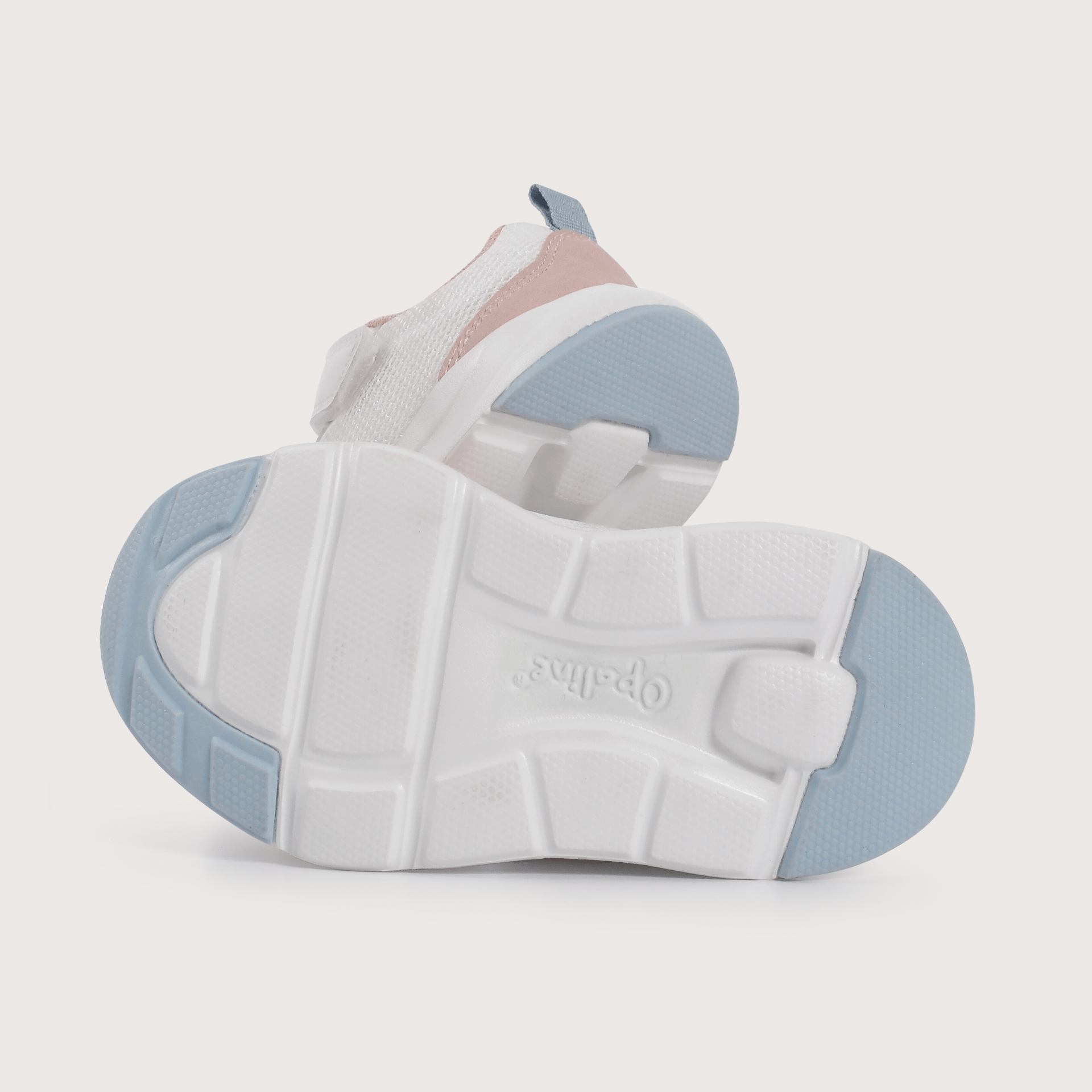 Zapatilla deportiva blanca con velcro de niña-2