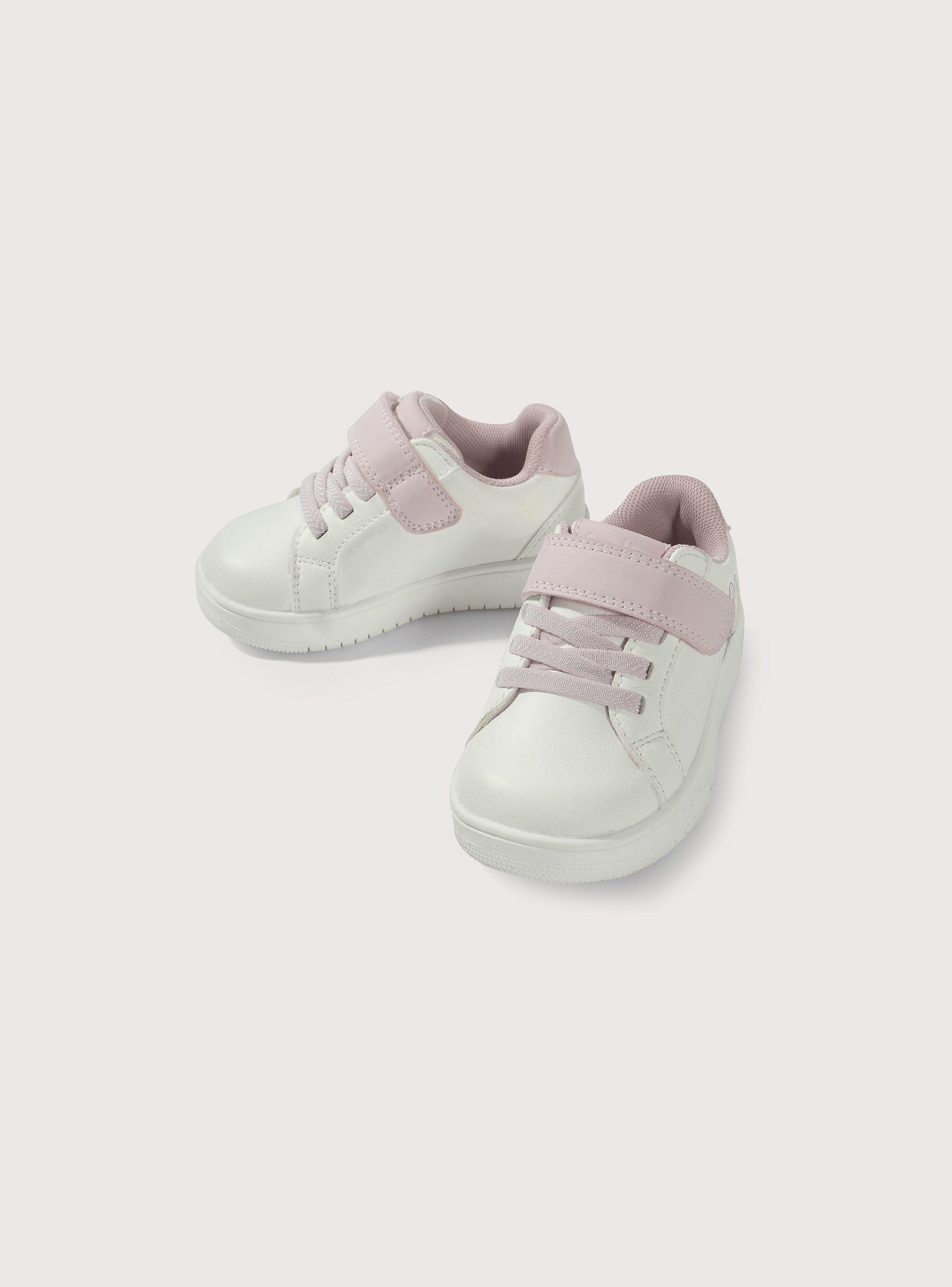 Zapatilla urbana para niña con detalles de minnie-3