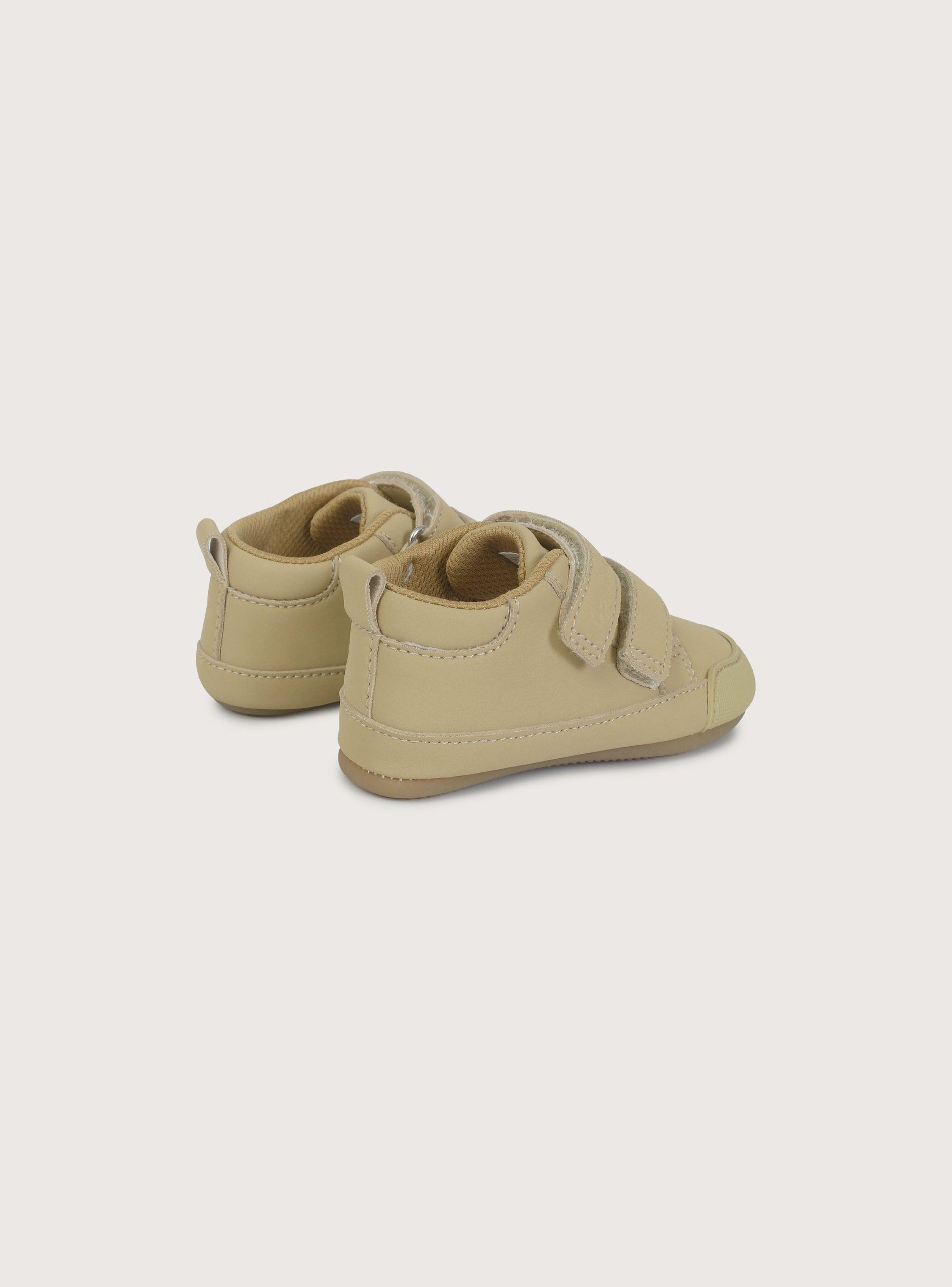 Zapatilla ultra flexible café de niño-4