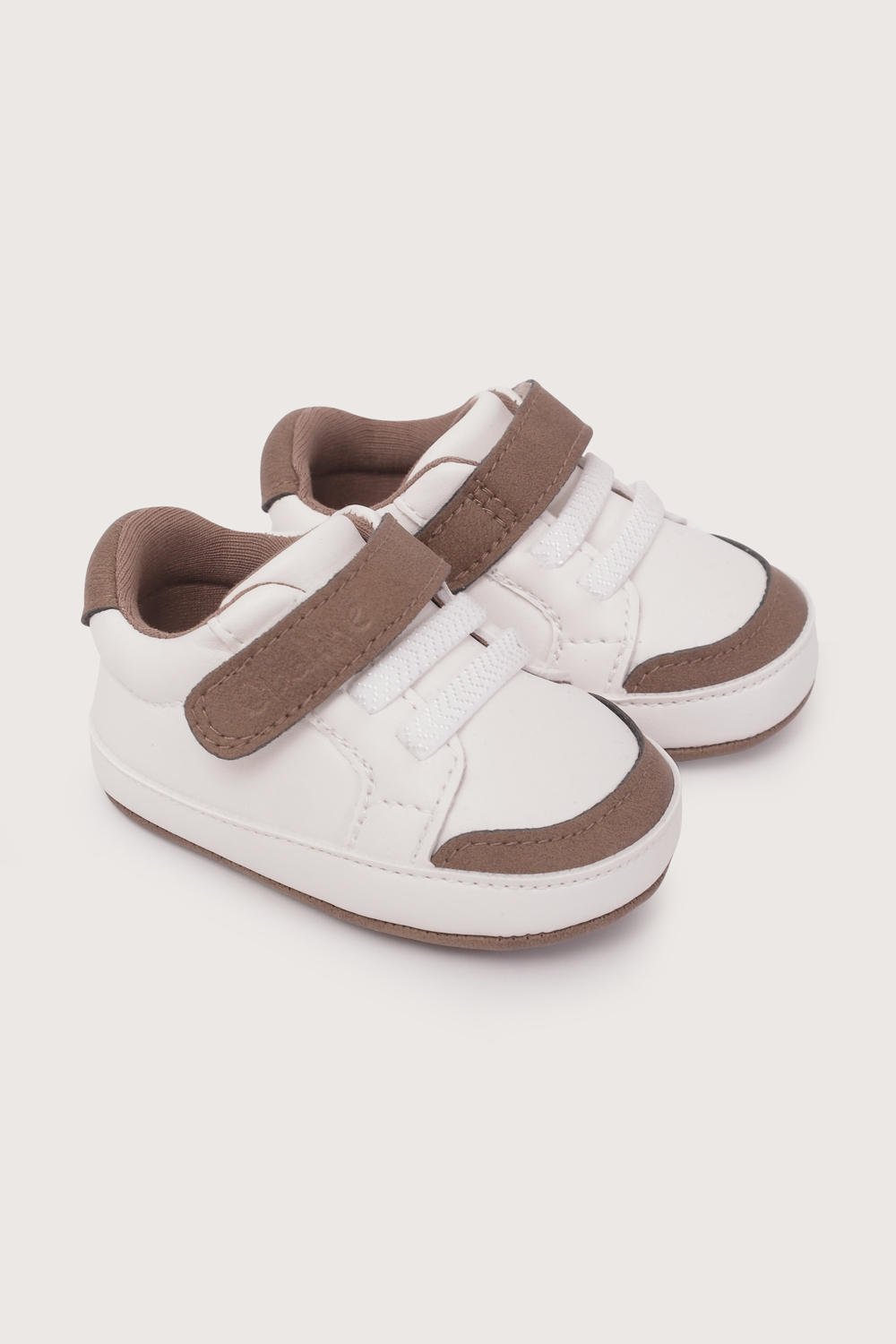 Zapatilla bebé blanca con verde de niño-0