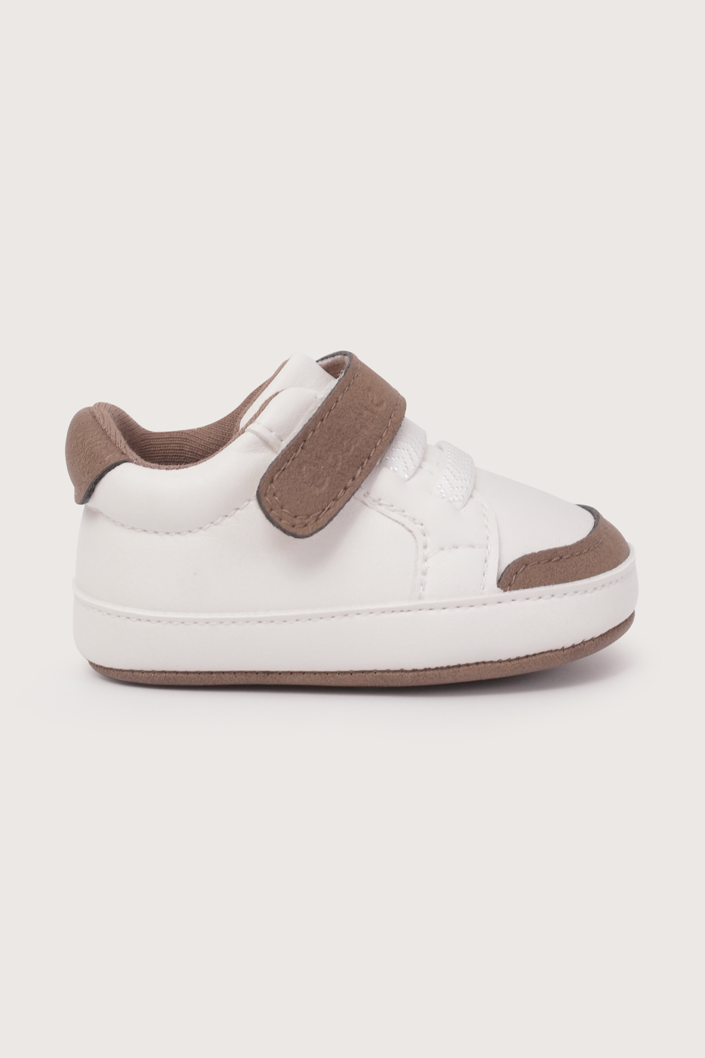 Zapatilla bebé blanca con verde de niño-1