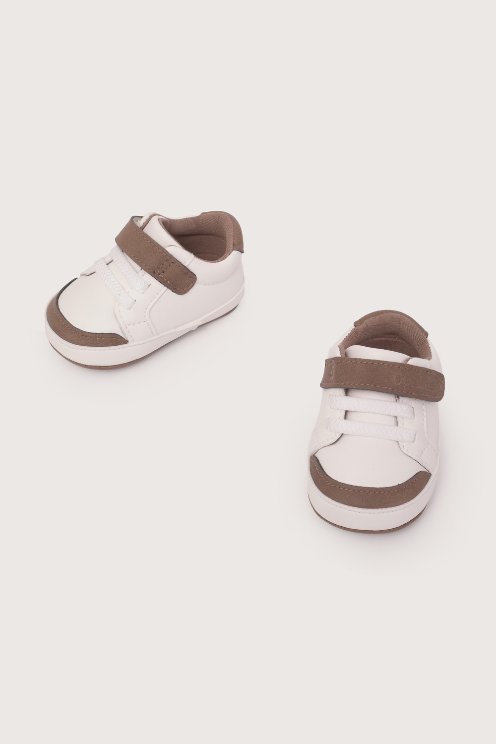 Zapatilla bebé blanca con verde de niño-3