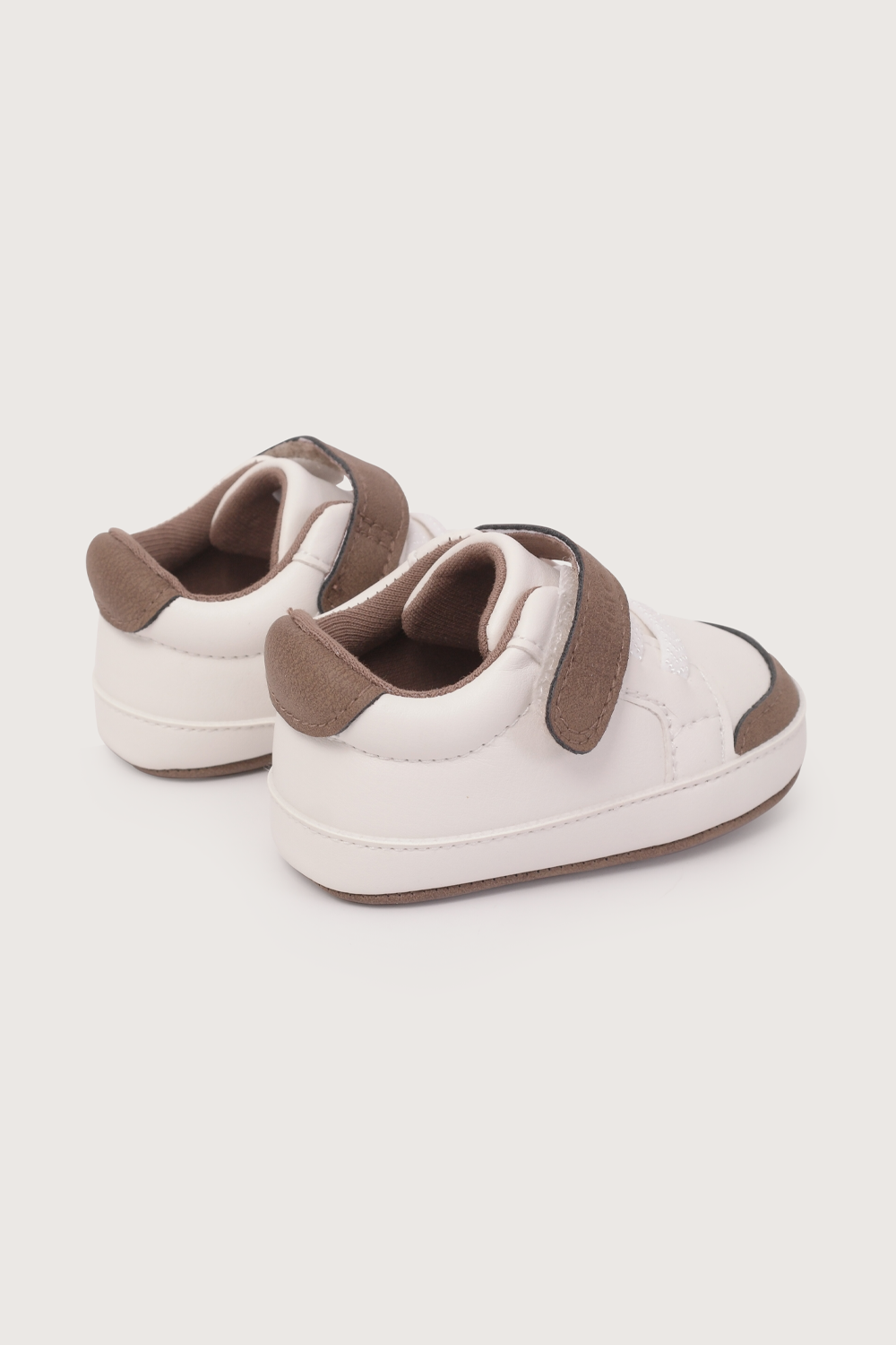 Zapatilla bebé blanca con verde de niño-4