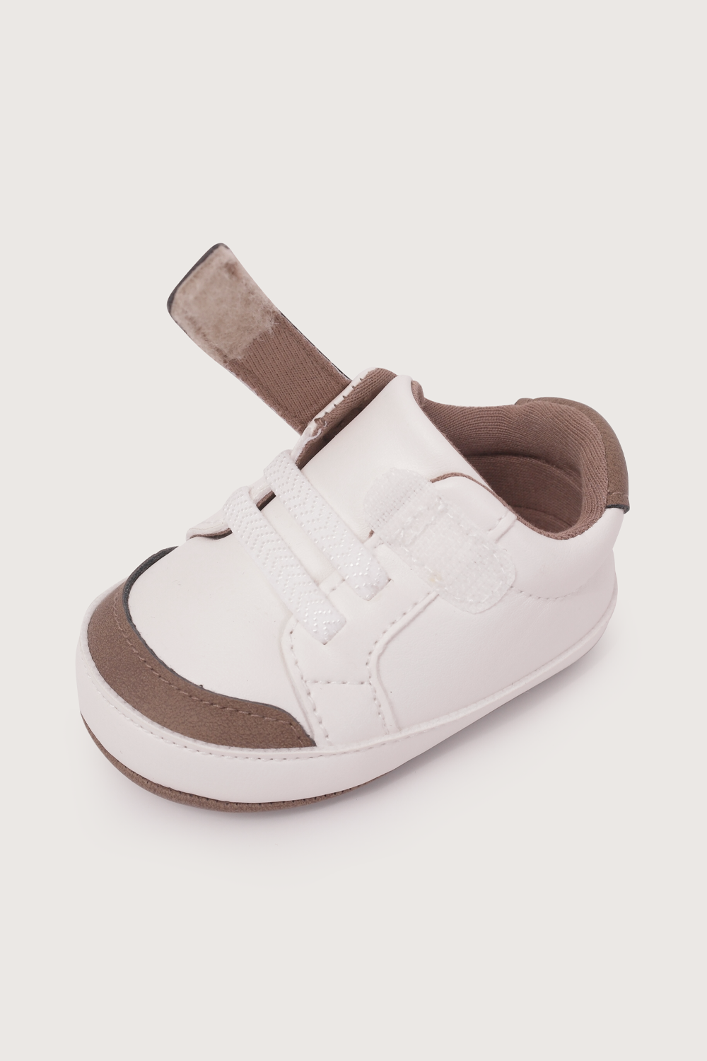 Zapatilla bebé blanca con verde de niño-6