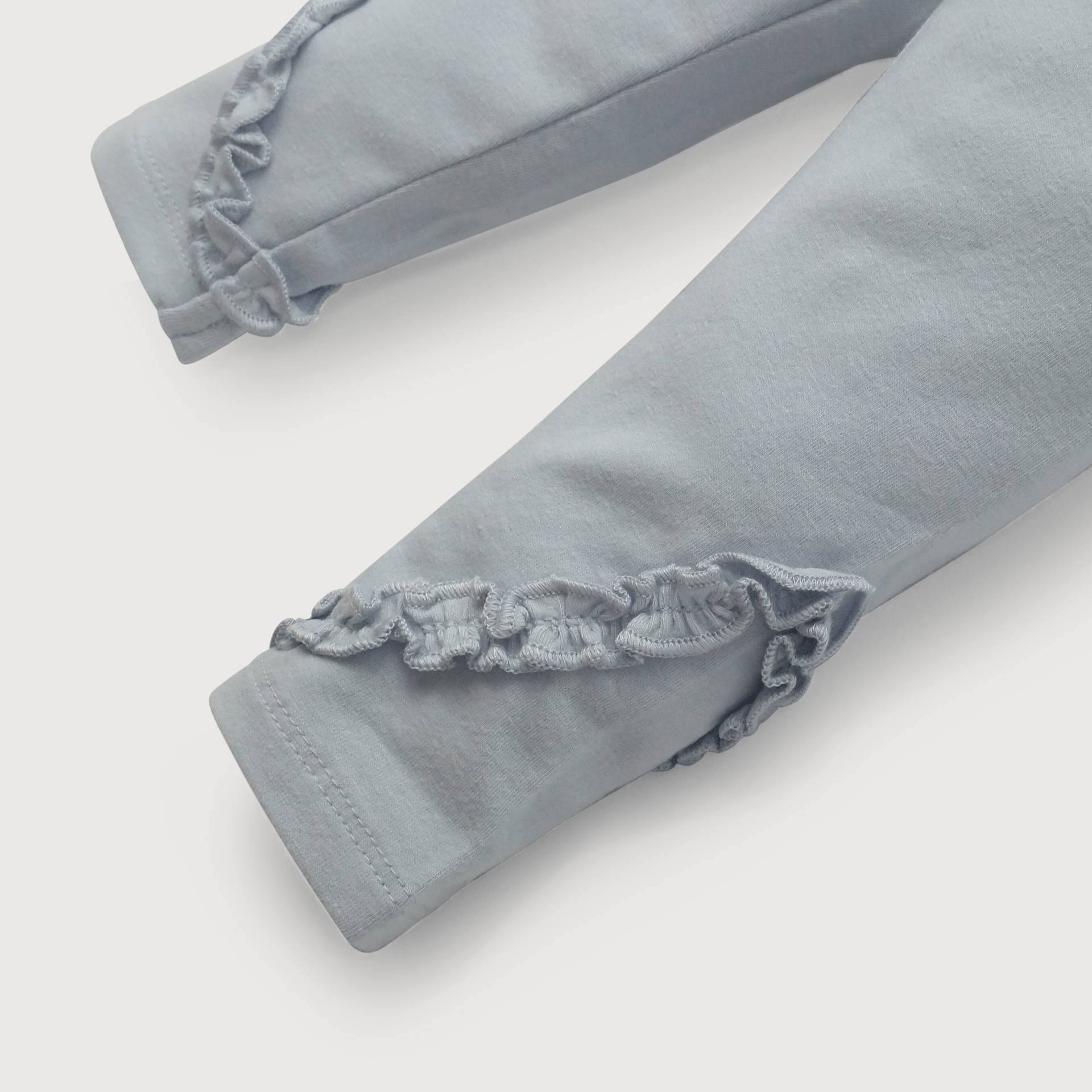 Calza con vuelos lila de niña-3