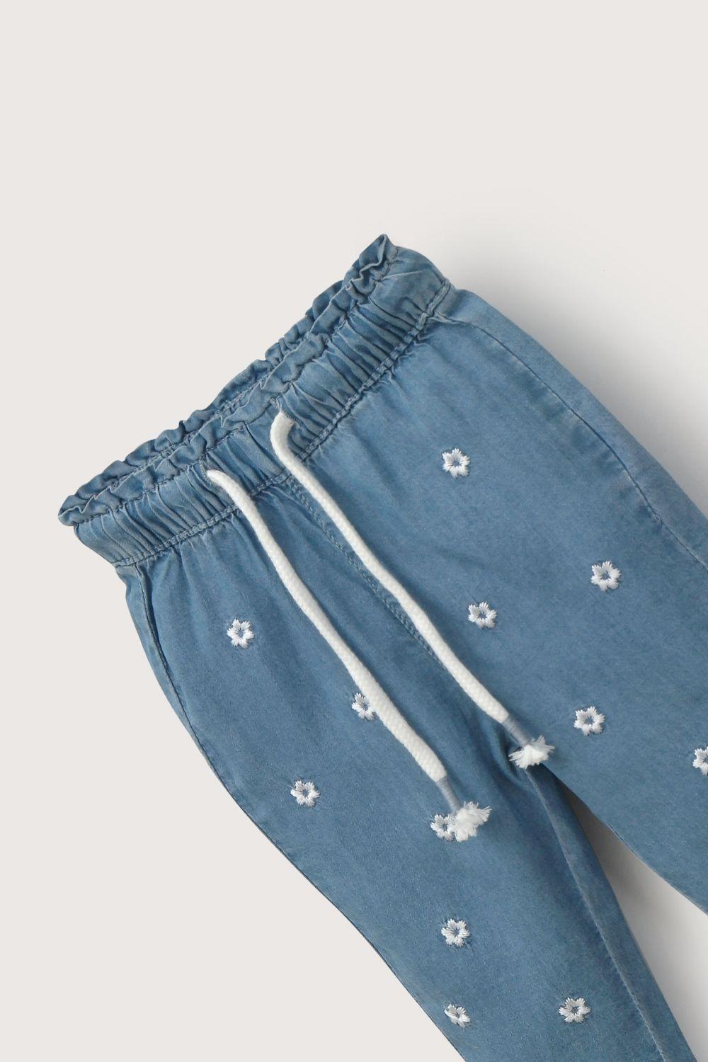 Jeans jogger con bordado azul de niña-3