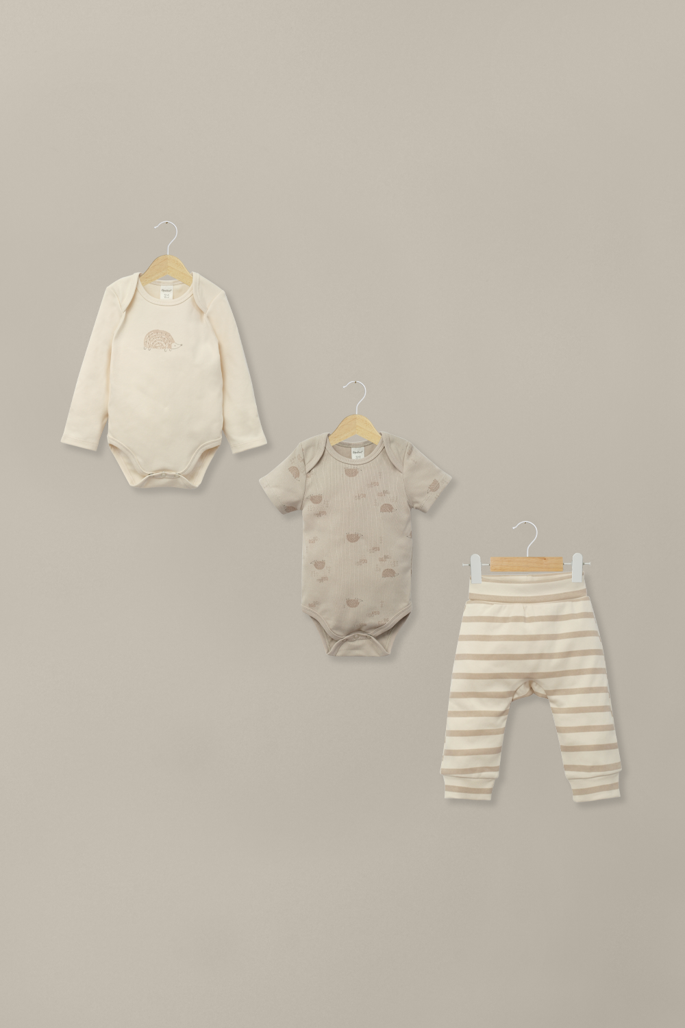 Conjunto 3 piezas bodies y pantalón beige de bebé unisex-0