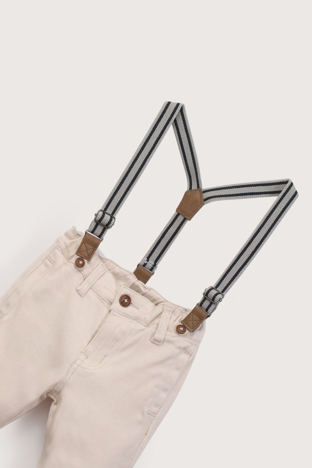 Pantalón con suspensores beige de niño-4