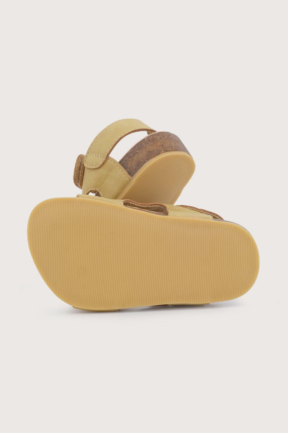 Sandalia mostaza de niño-2