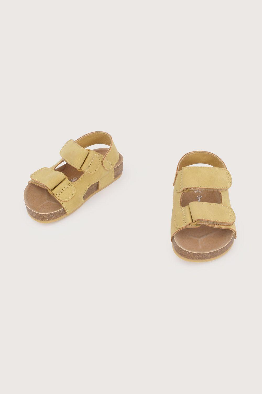 Sandalia mostaza de niño-3