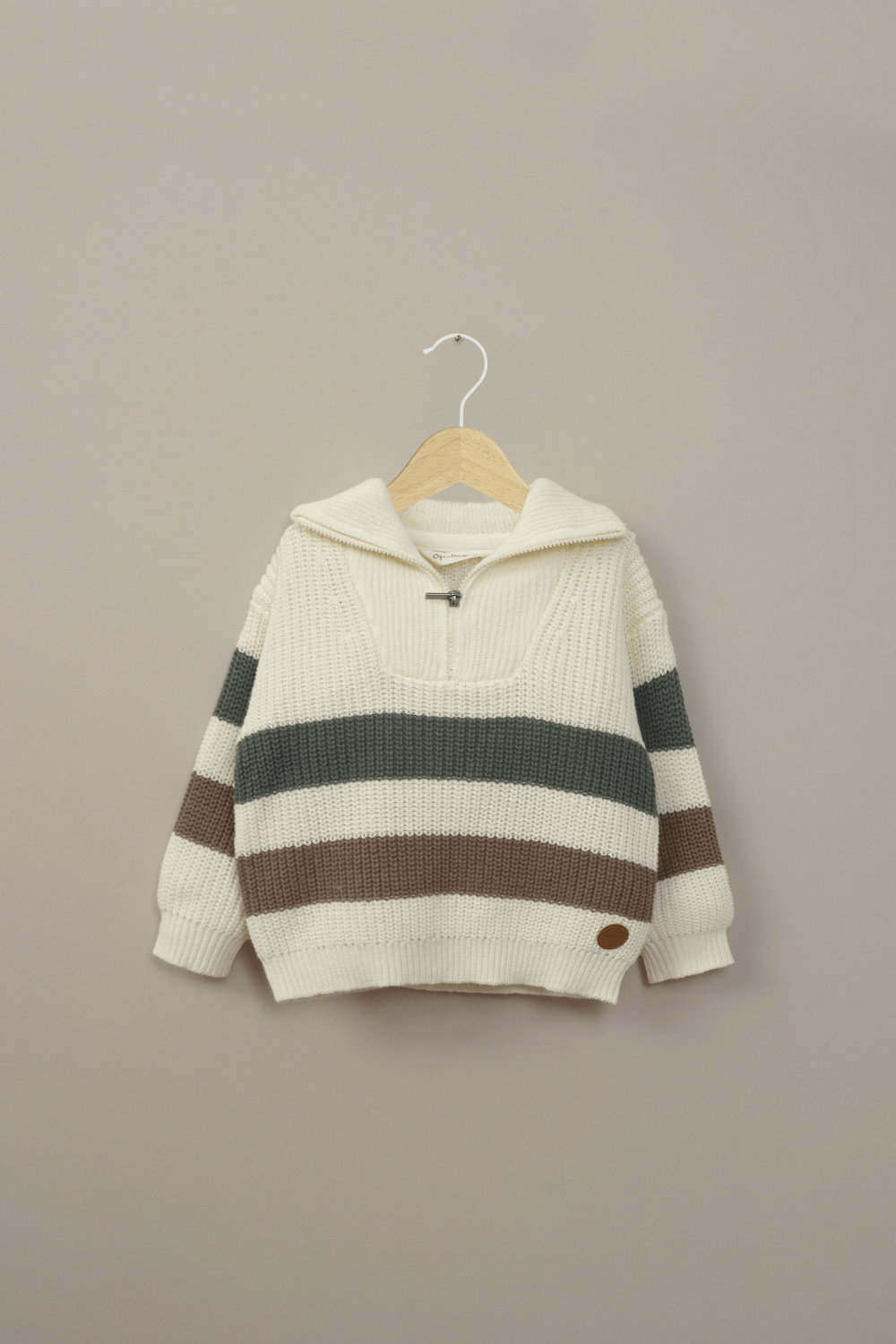 Sweater crema cuello alto de niño-0