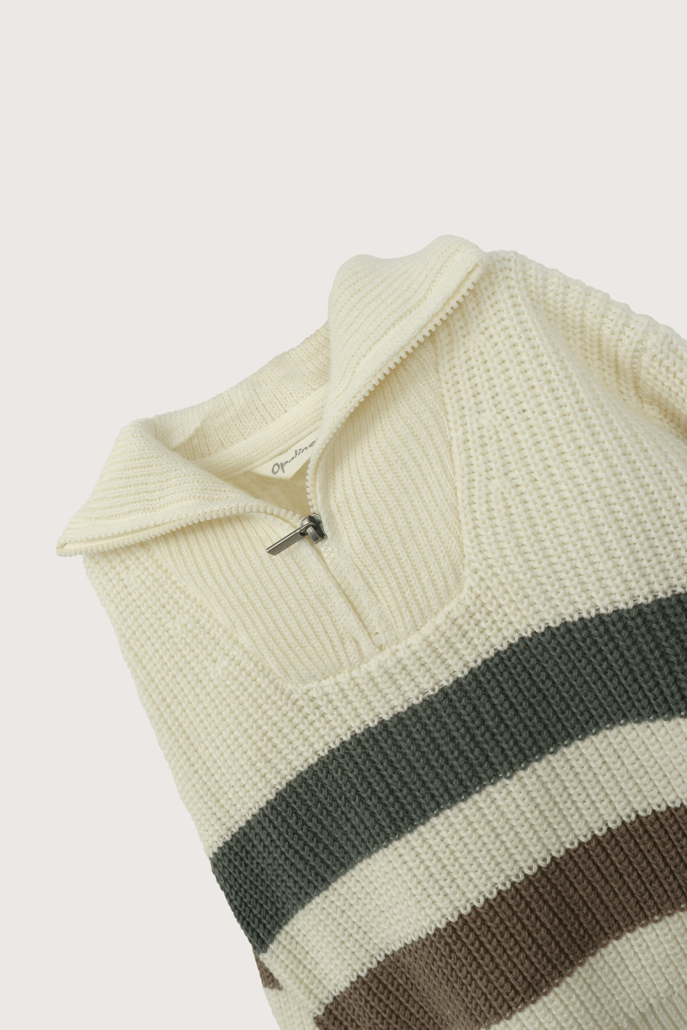 Sweater crema cuello alto de niño-3