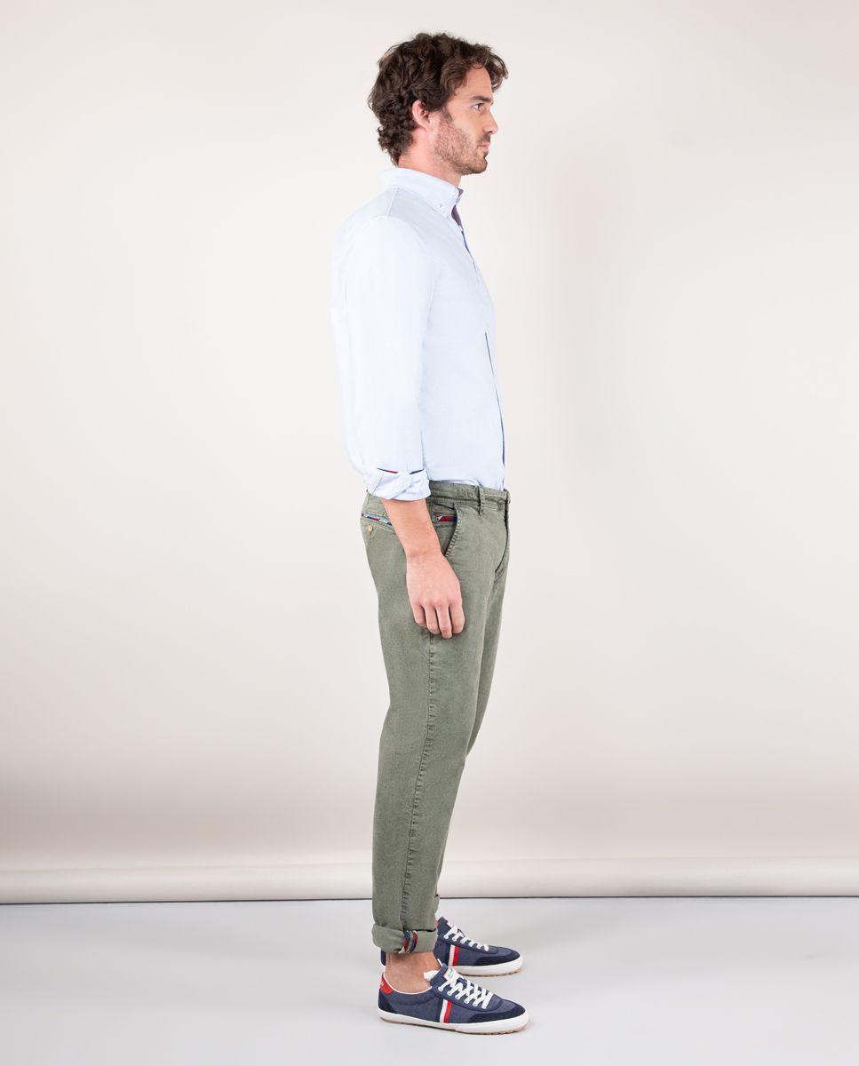 Pantalón Chino Básico Verde Kaki LATAM HOMBRE OI 24-2
