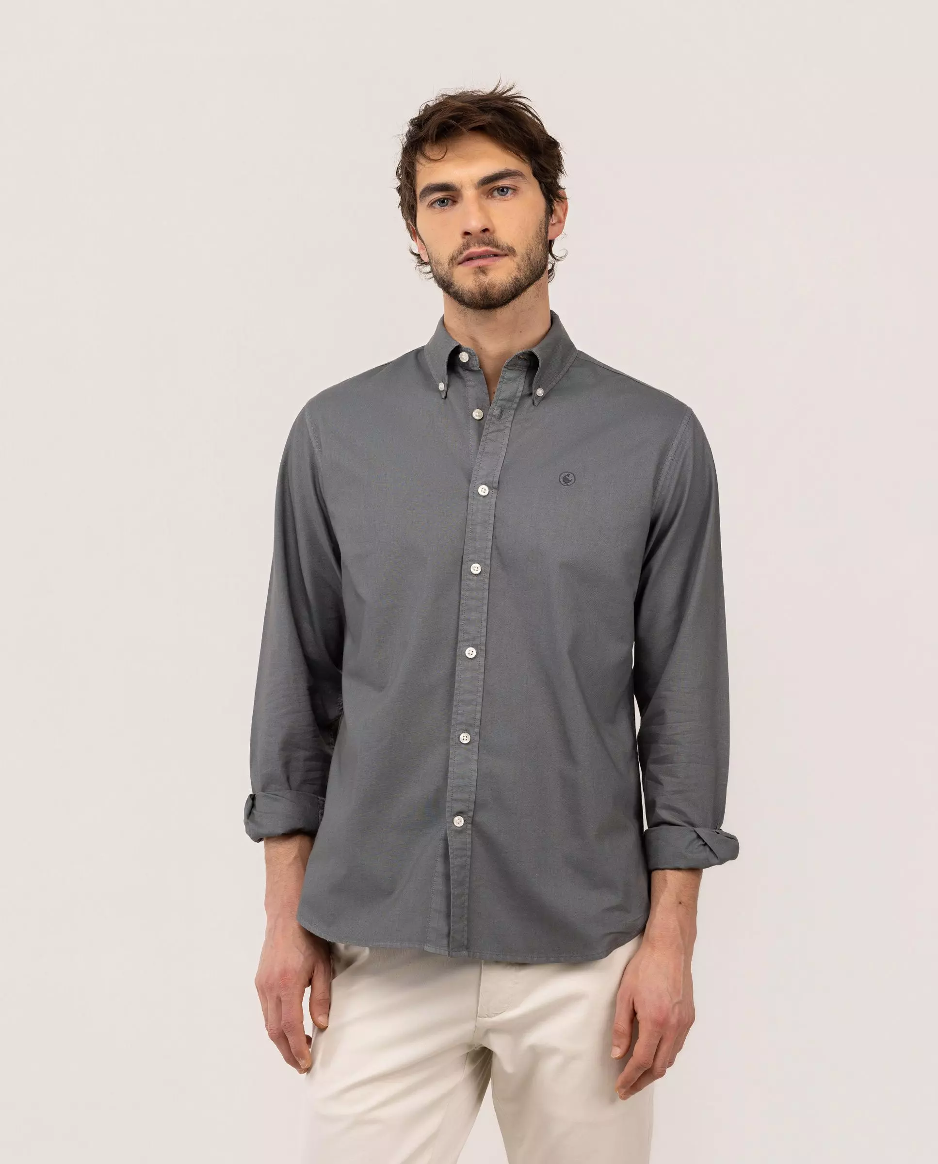 Camisa Algodón Garment Dyed Button Down Gris HOMBRE PV 26-0