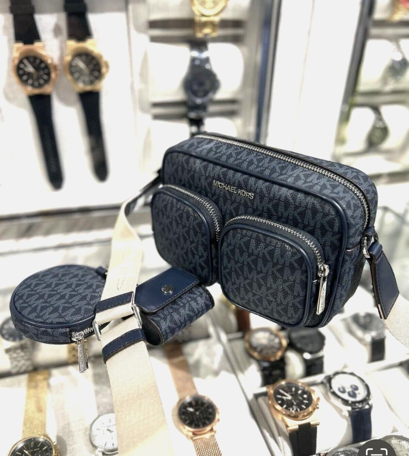 Cartera Michael Kors Jet Set Logo Airpods-3