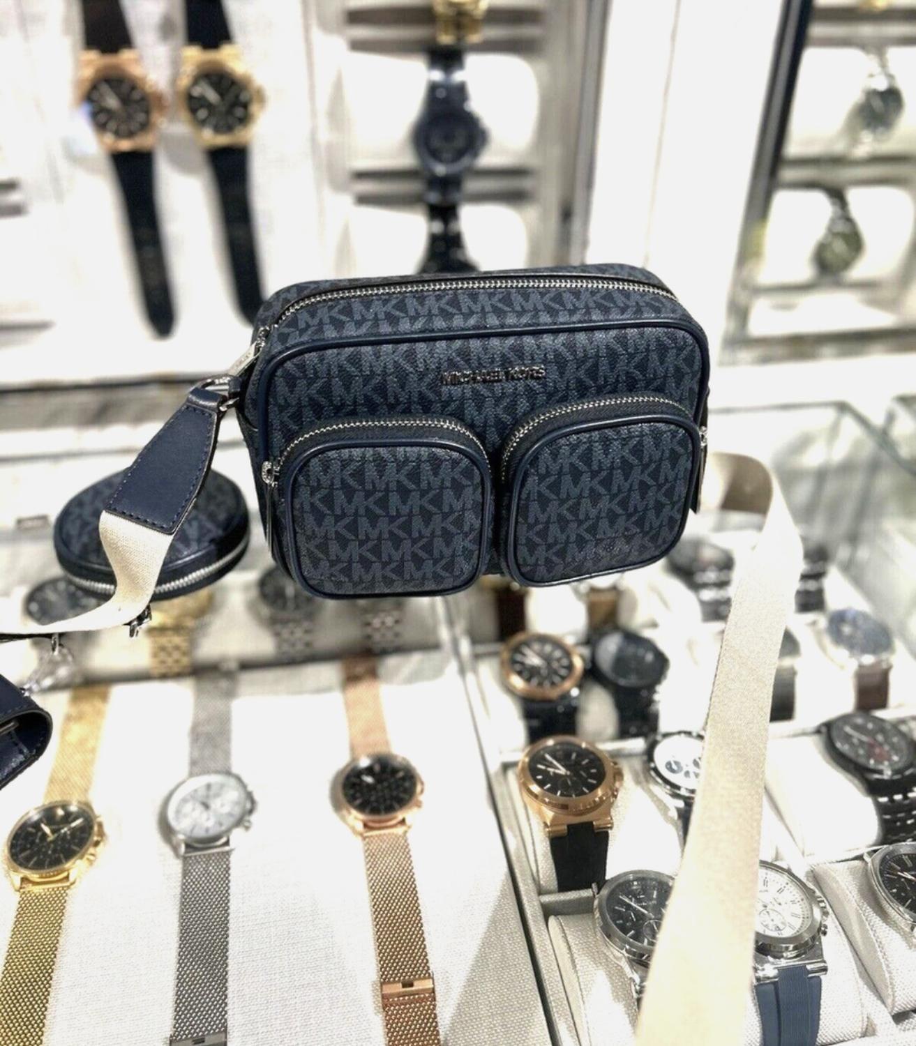 Cartera Michael Kors Jet Set Logo Airpods-4