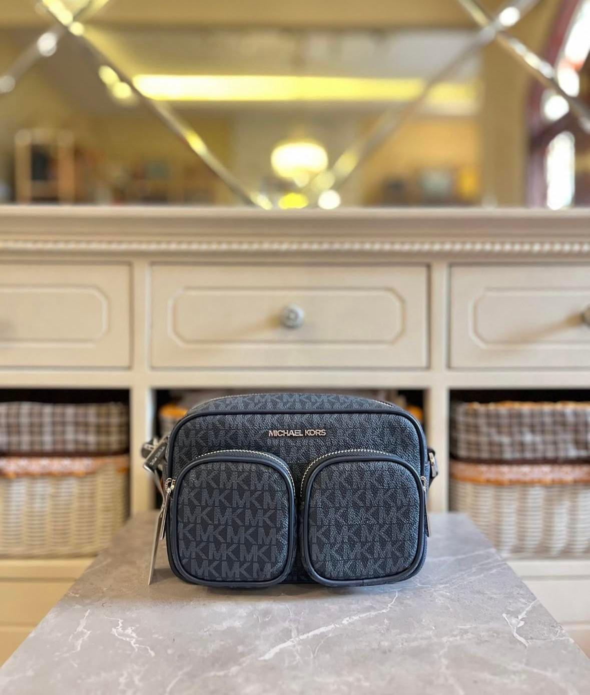 Cartera Michael Kors Jet Set Logo Airpods-1