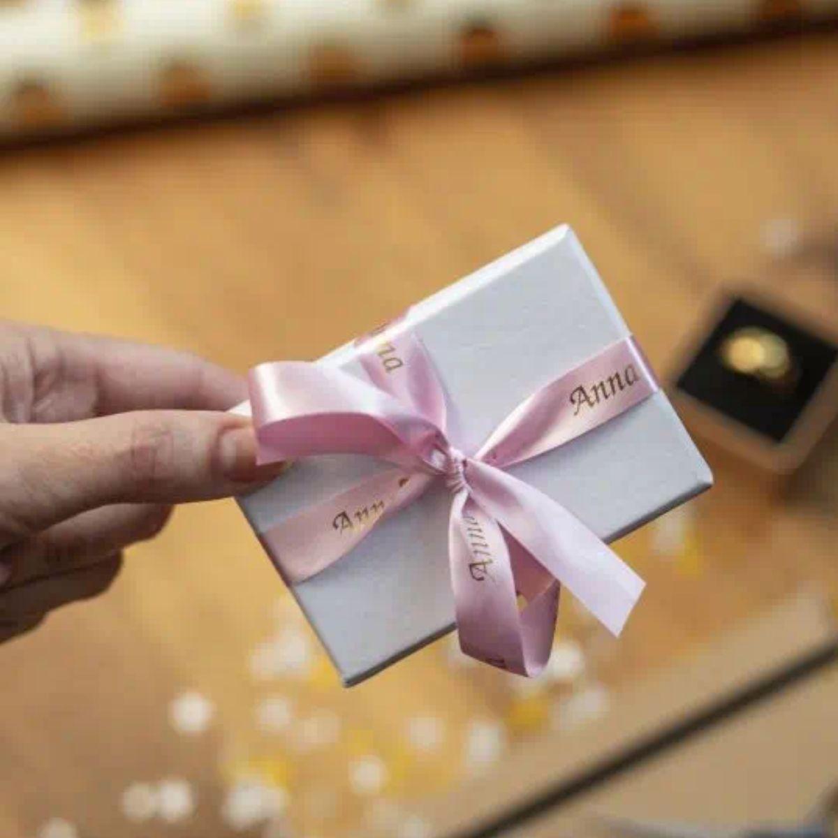 Cinta de raso Brother Dorado sobre rosa 4m-3