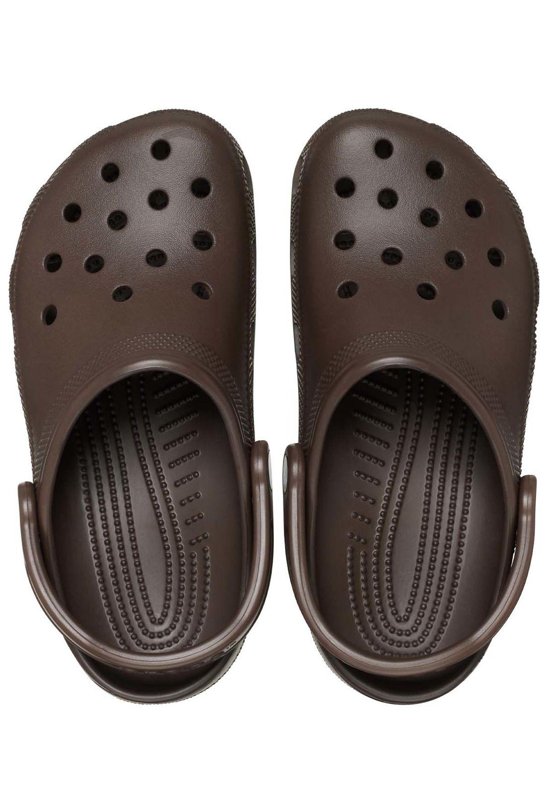 Zueco Crocs Unisex Classic Clog Café Osc-4