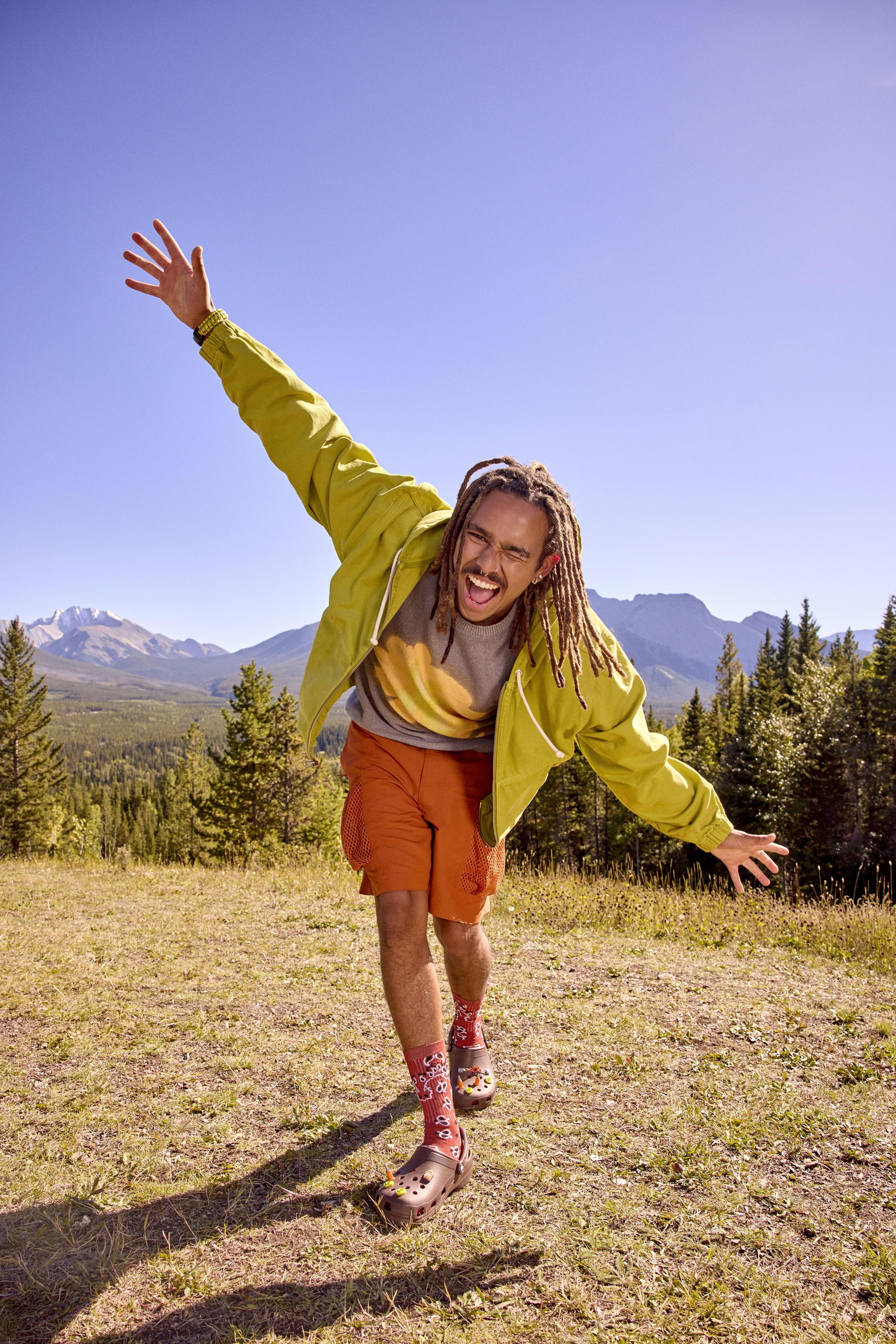 Zueco Crocs Unisex Classic Clog Café Osc-1