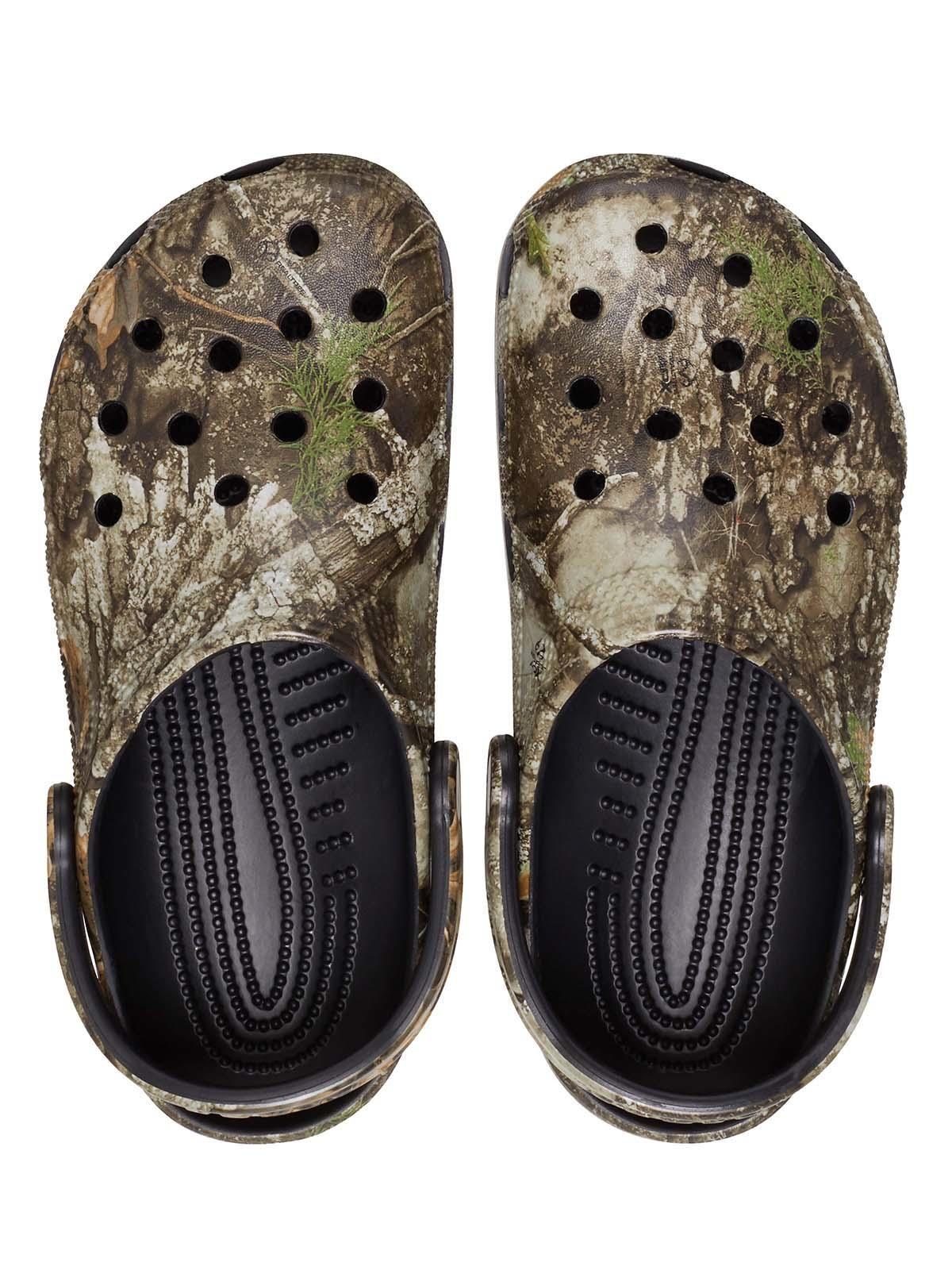 Zueco Crocs RealTree Unisex Classic Clog Verde Militar-4