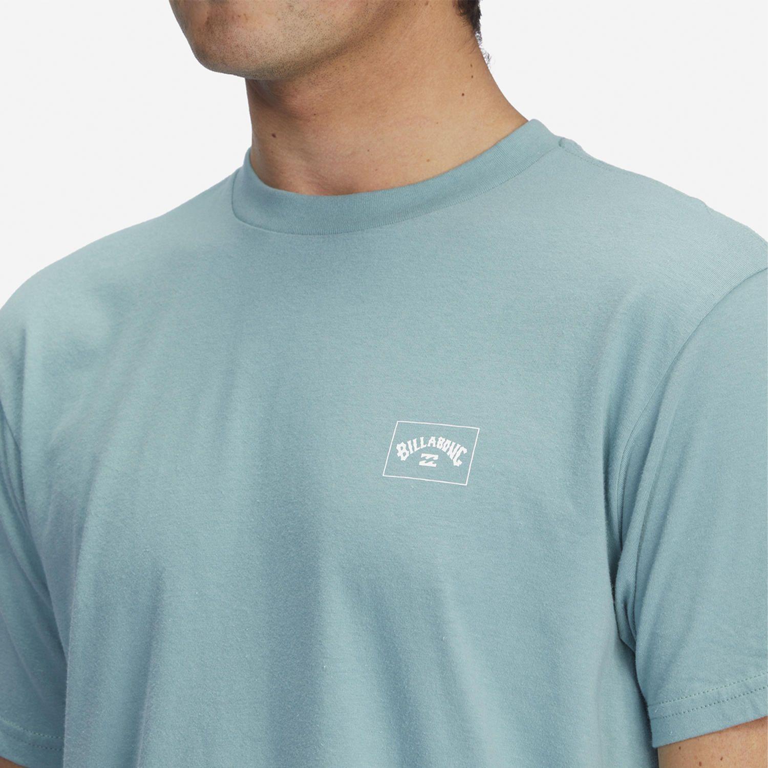 Polera M/C Hombre Stacked Arch Azul Claro-3