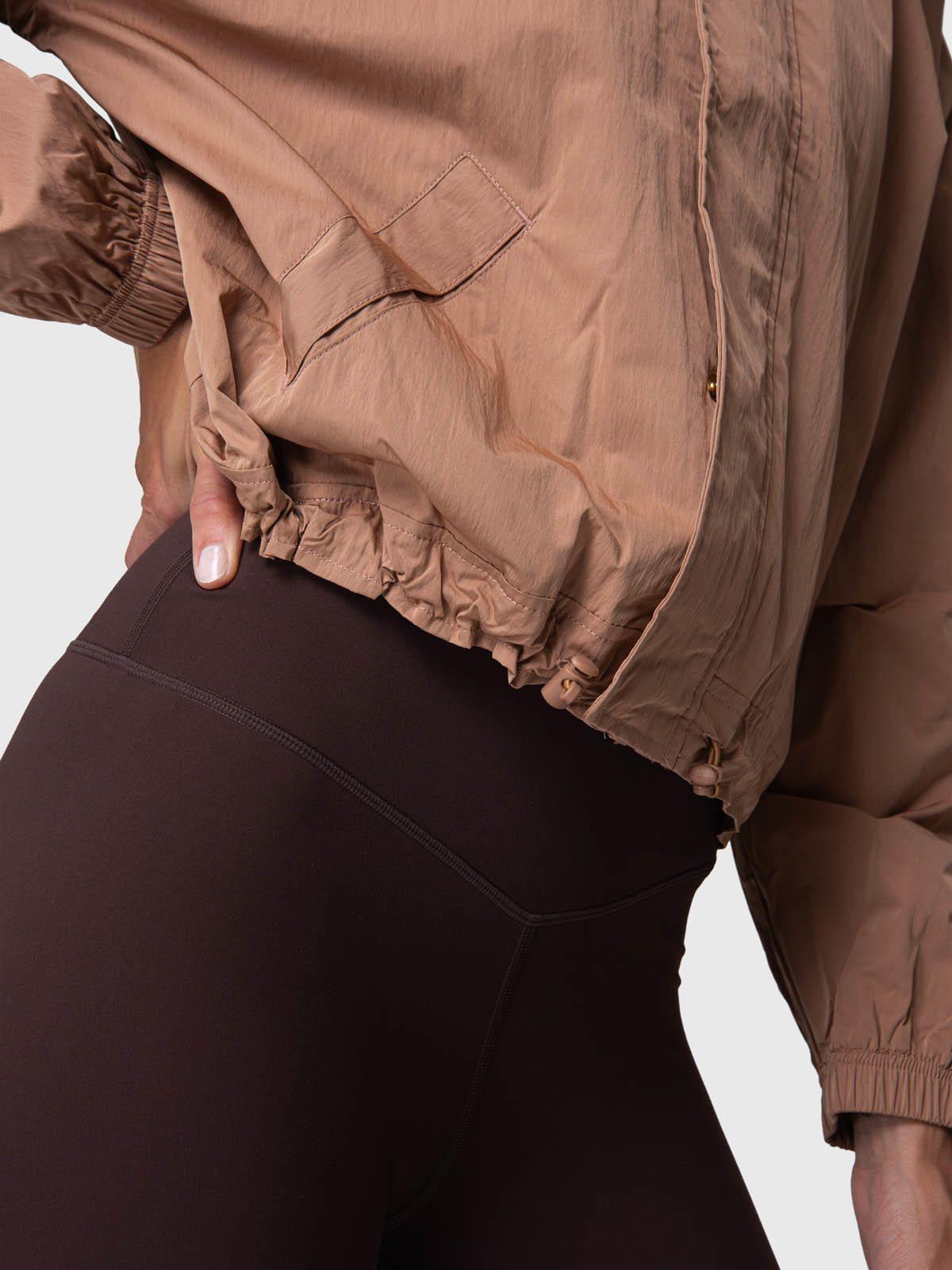 Cortaviento Mujer Karma Café Claro-4