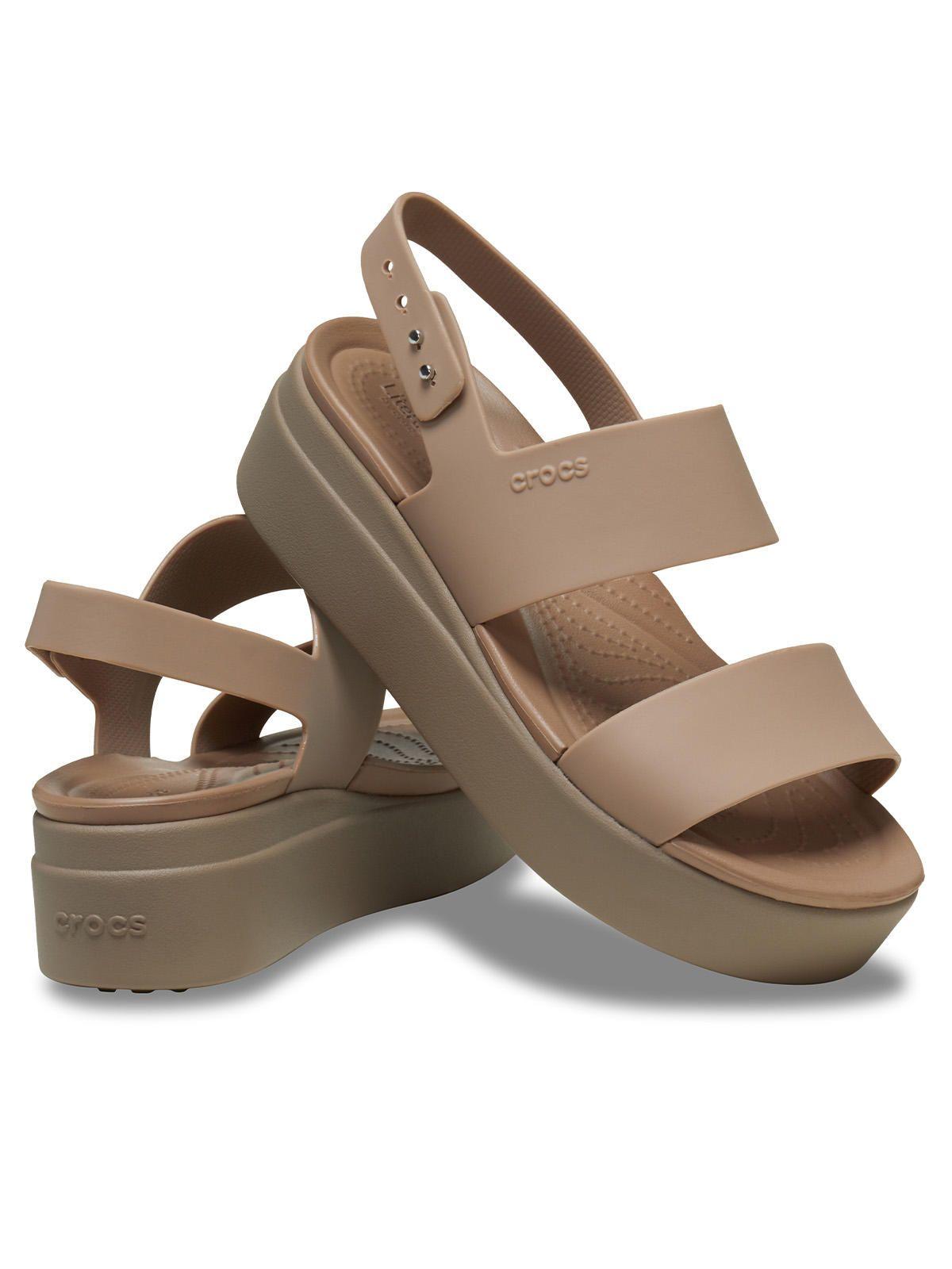 Sandalia Crocs Mujer Brooklyn Low Wedge Café-3