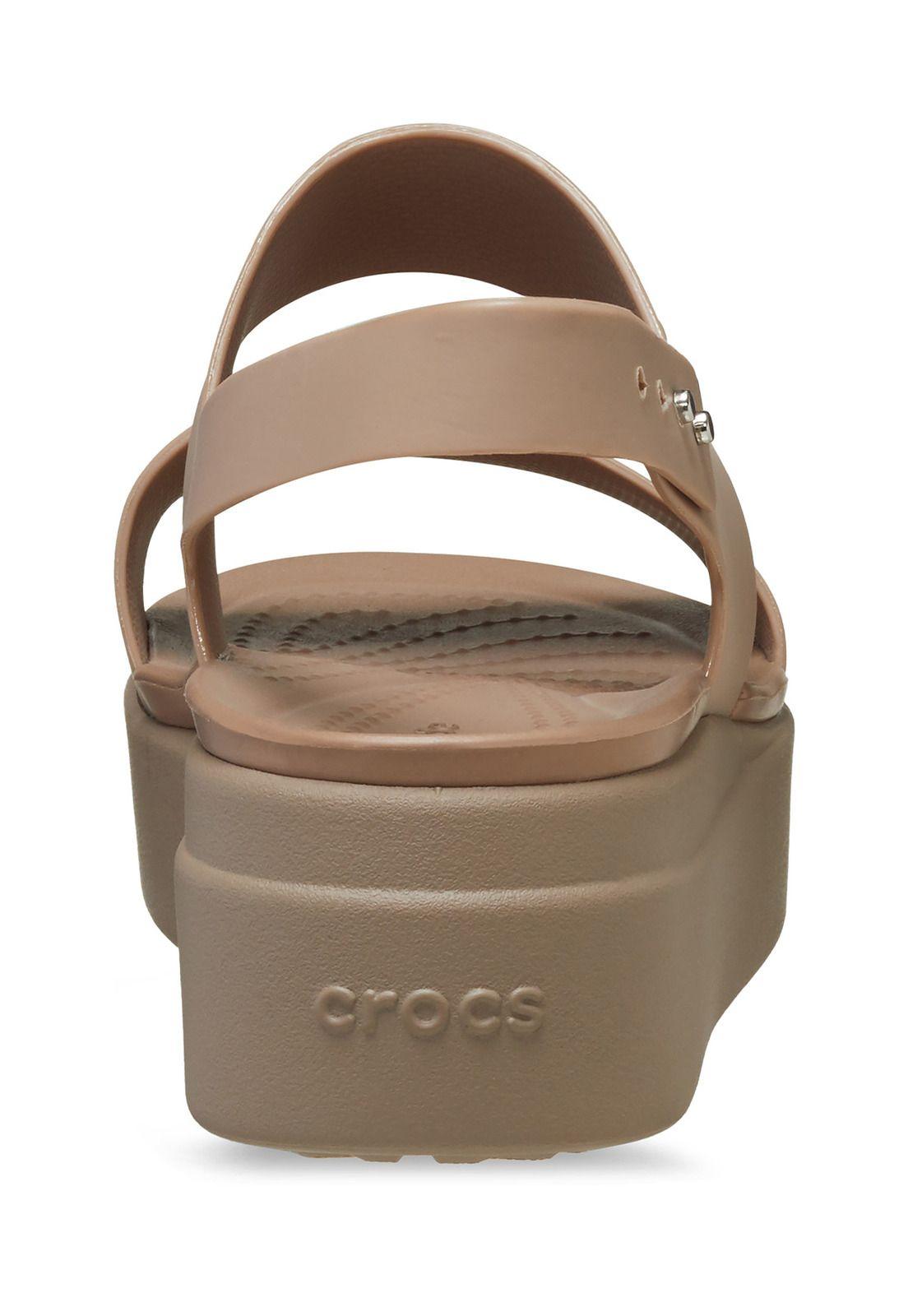 Sandalia Crocs Mujer Brooklyn Low Wedge Café-7