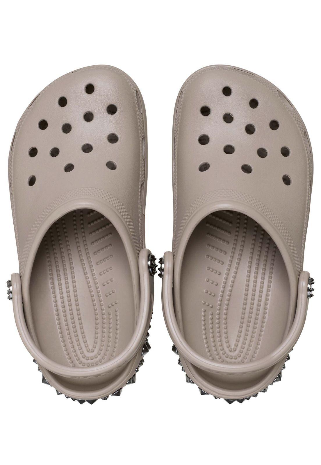 Zueco Crocs Unisex Classic Clog Studded Café-4