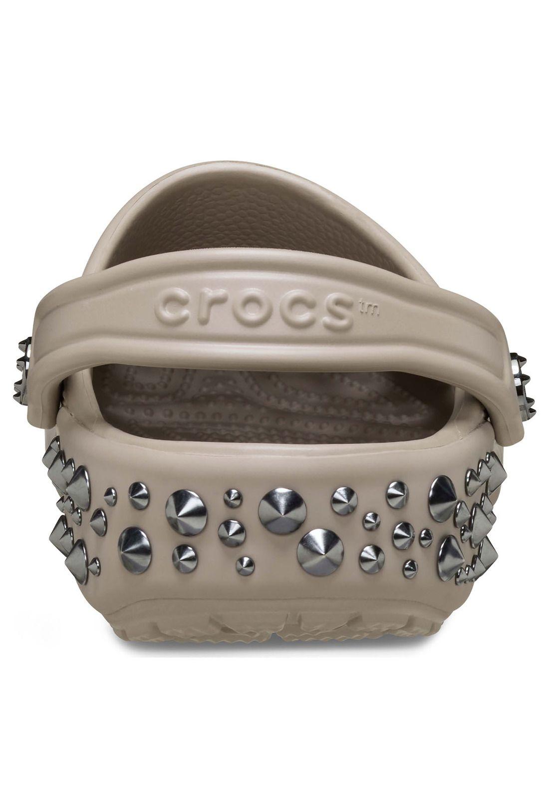 Zueco Crocs Unisex Classic Clog Studded Café-7
