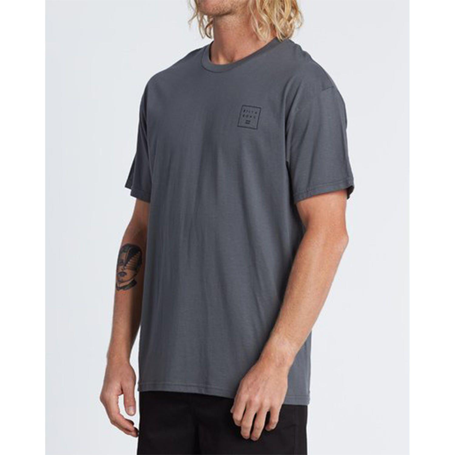 Polera M/C Stacked Lic Gris Oscuro Billabong-1