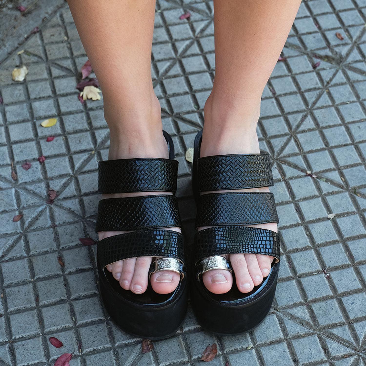 SANDALIA DE CUERO JULIA NEGRA-2