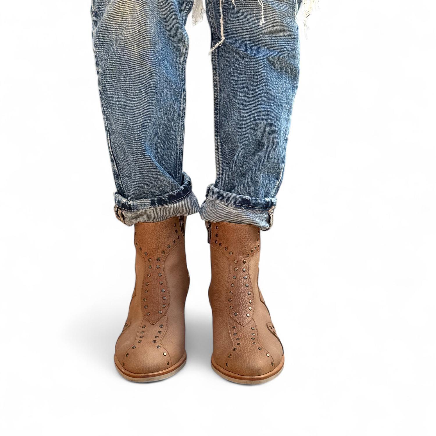 BOTÍN DE CUERO NICOLE CAMEL-5