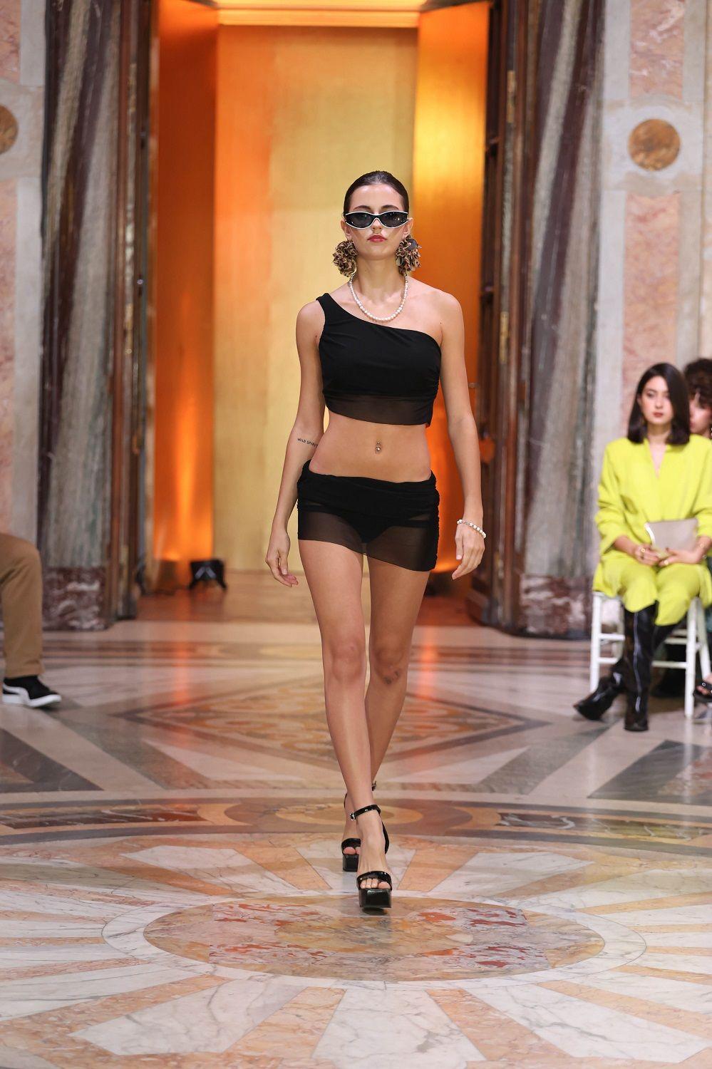 Bikini de un solo hombro y falda de malla Gloriahoon-2