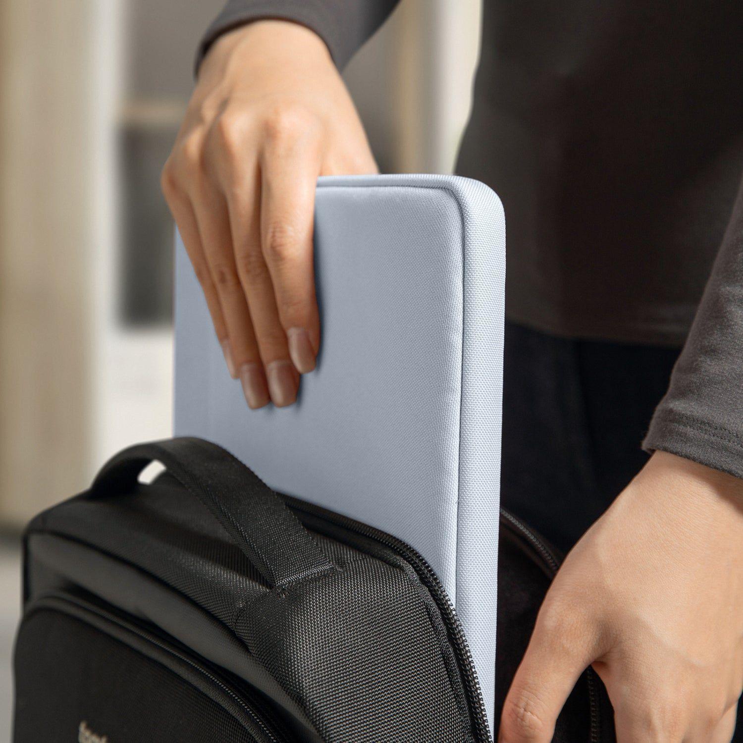 Tomtoc Funda Light-A18 para MacBook Neo/ Air / Pro 13" Azul Niebla-7