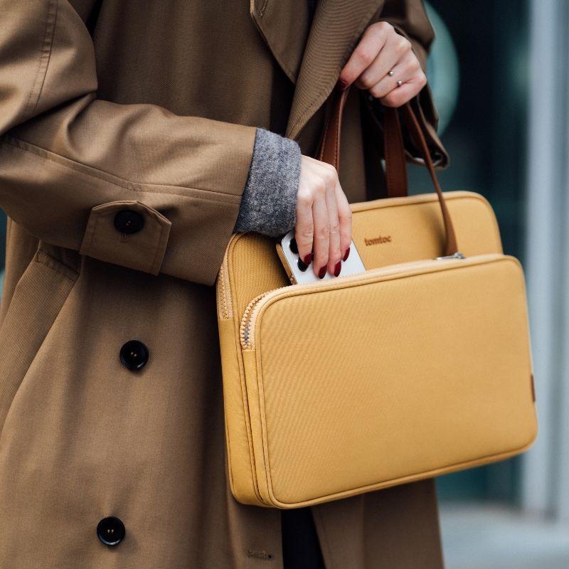 Tomtoc Bolso Premium H21 Para 14'' MacBook Pro- Amarillo-2