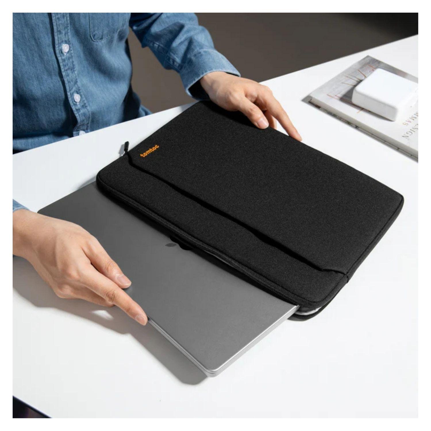 Tomtoc Funda Light- A18 para MacBook Pro 14" - Negro-2