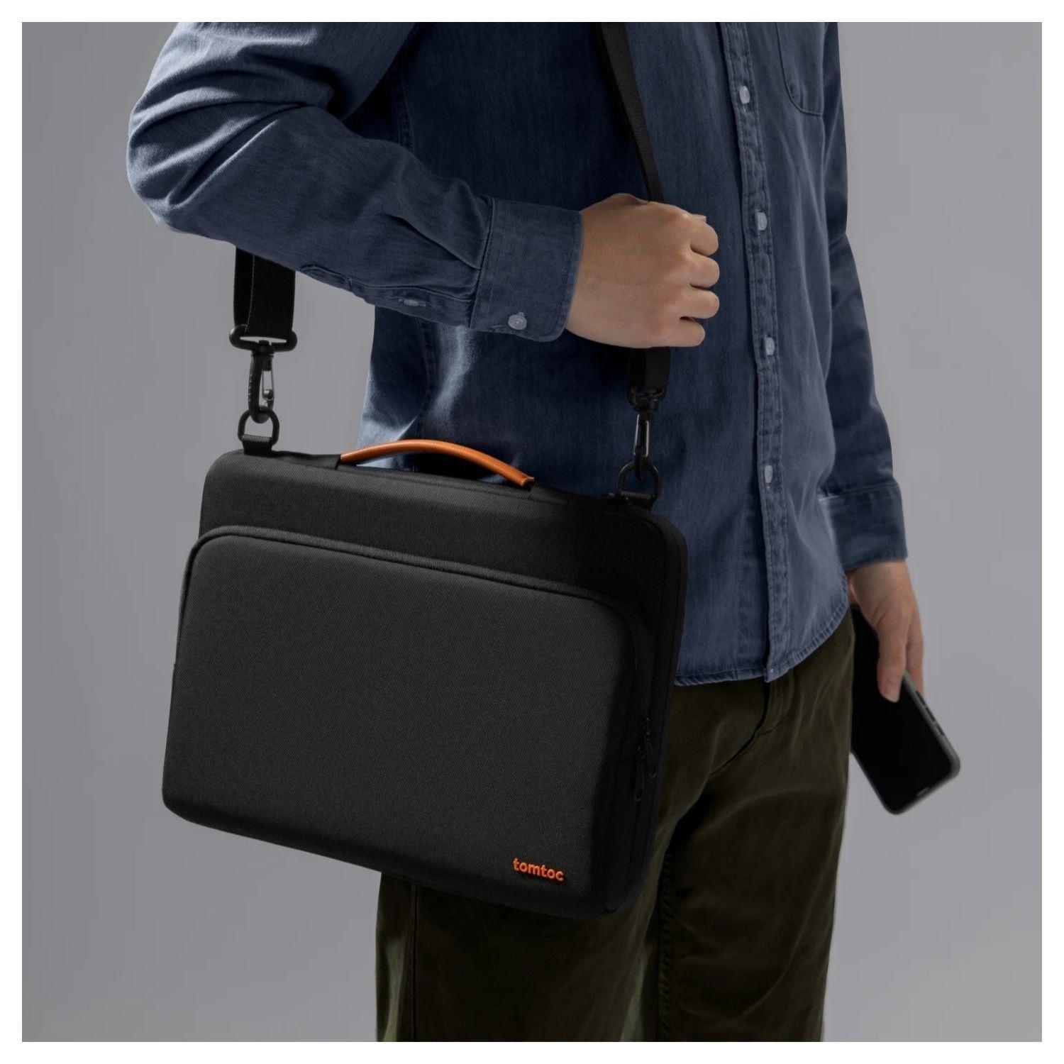 Tomtoc Maletín con Correa Defender-A40 para MacBook Pro 14" Negro-2